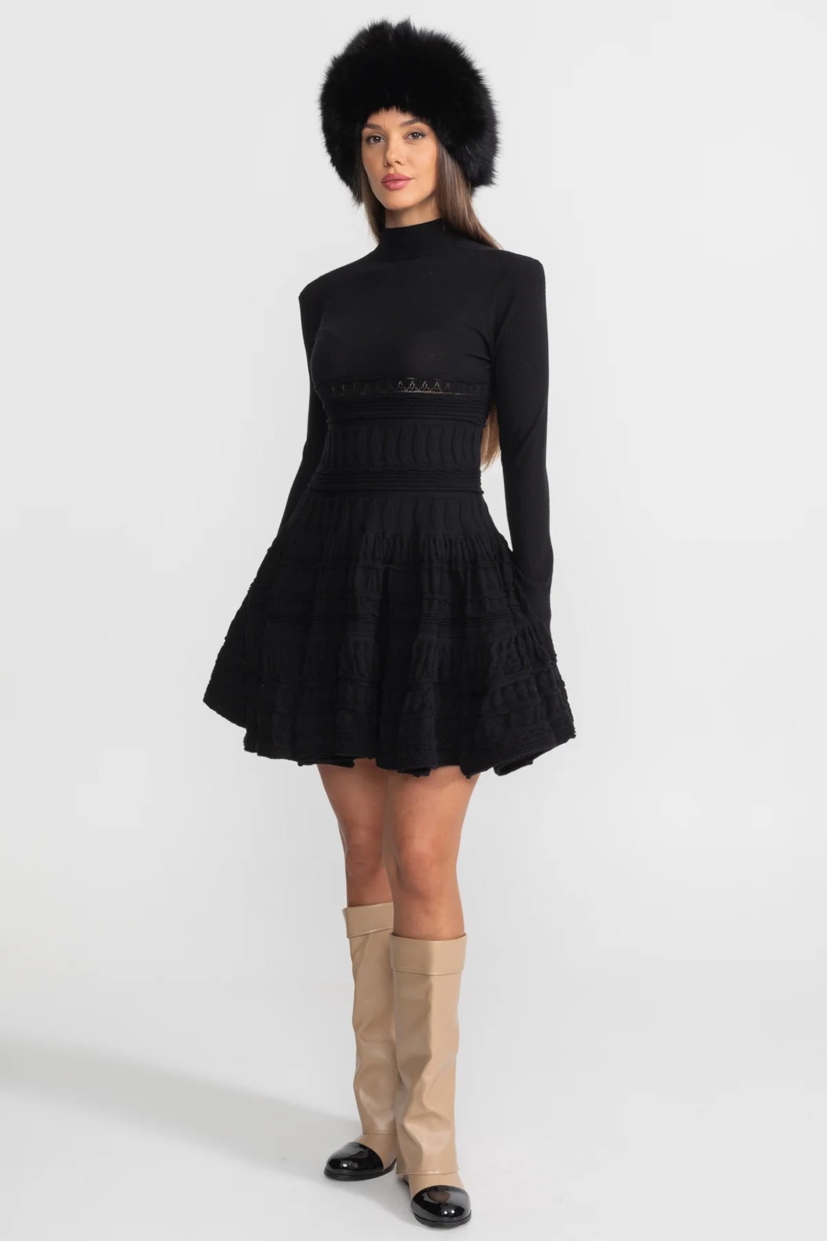 Strukturiertes Strick-Minikleid mit ausgestelltem Rock - Schwarz