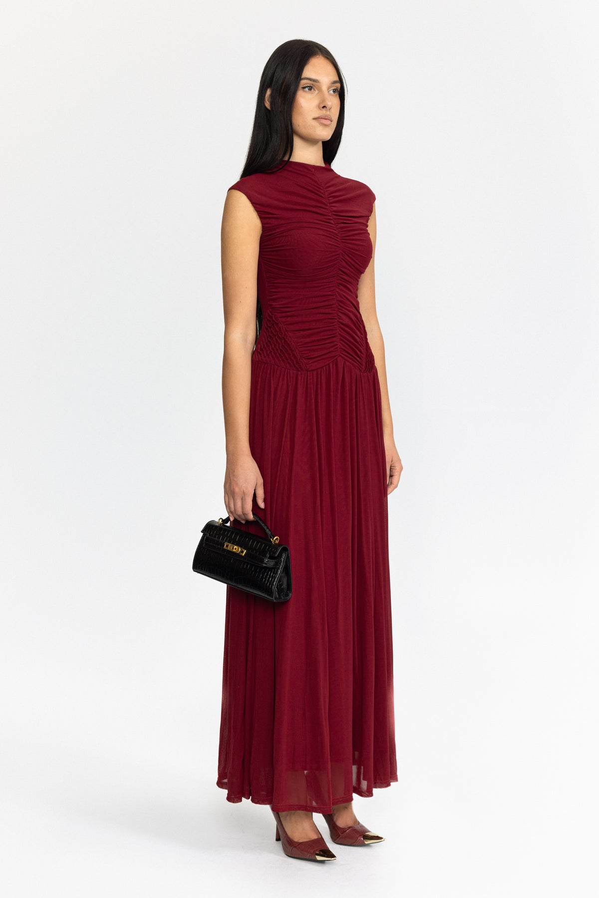 Maxikleid aus gerafftem Mesh mit tief sitzender Taille – Weinrot