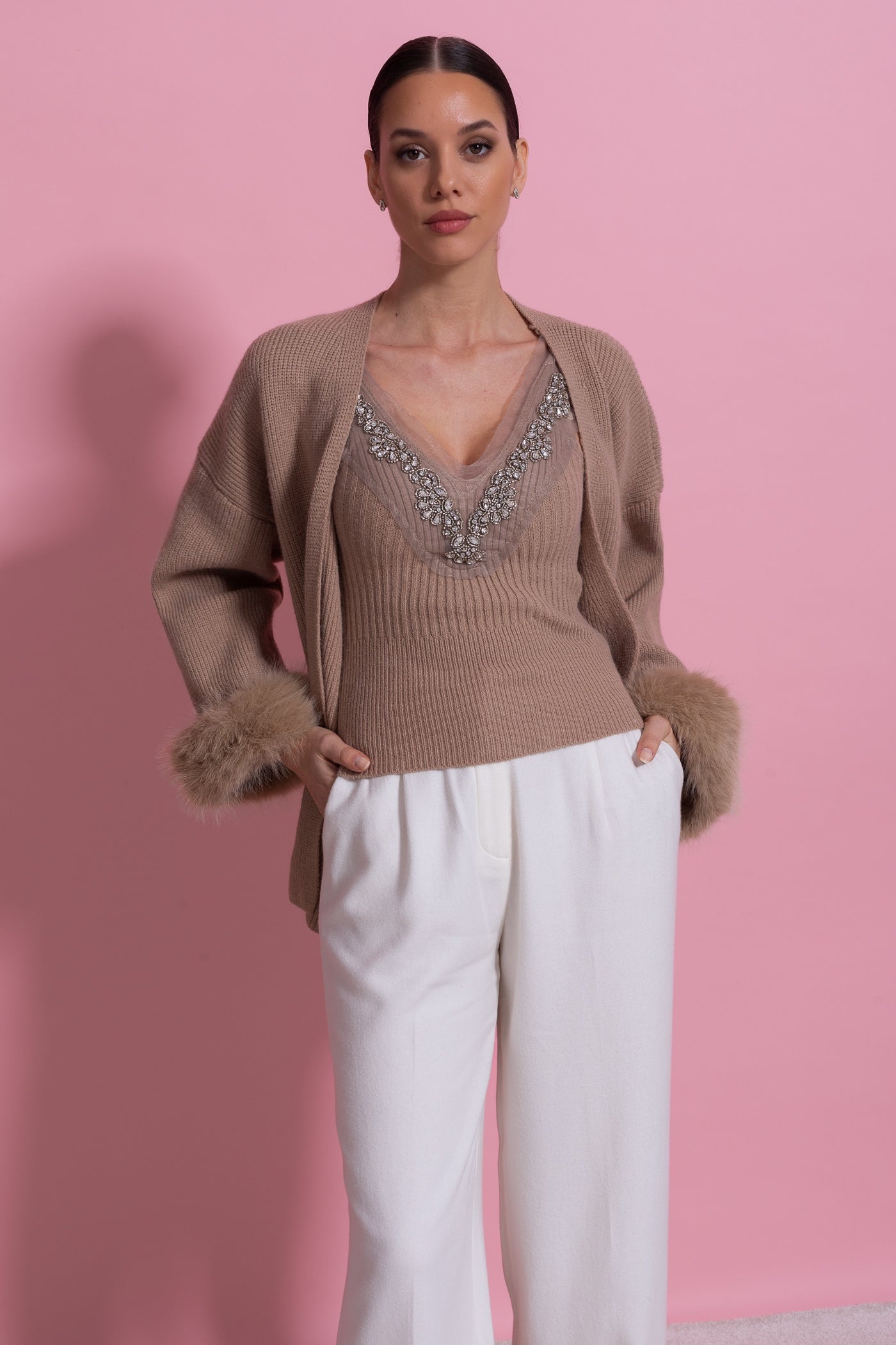 Strick-Zweiteiler mit Kristallverzierungen und Besatz an den Bündchen - Beige