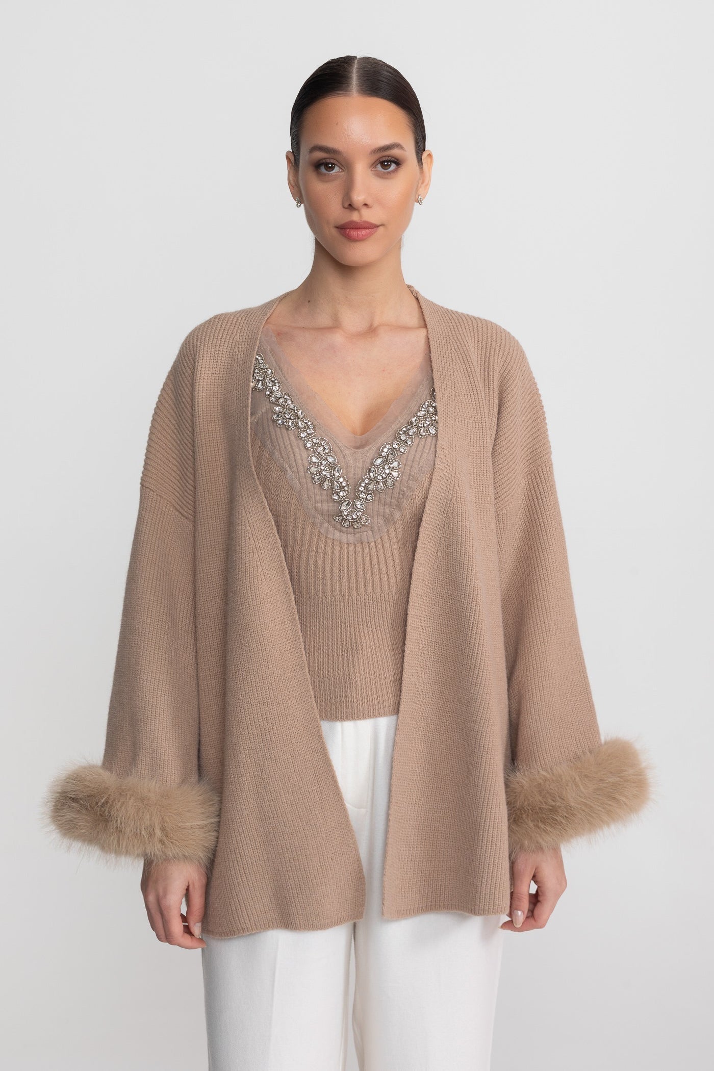 Strick-Zweiteiler mit Kristallverzierungen und Besatz an den Bündchen - Beige