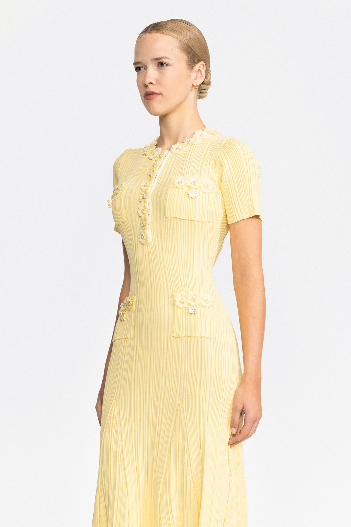 Geripptes Midikleid aus Strick mit Blumenapplikation – Gelb