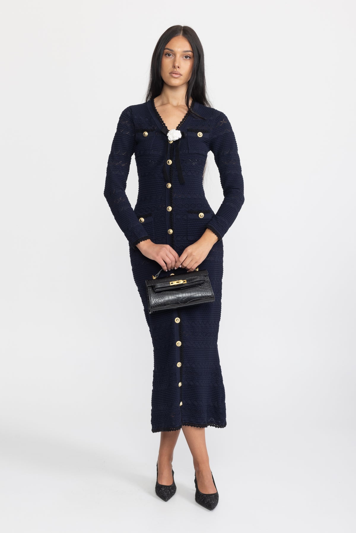 Midi-Strickkleid mit Knopfleiste, Häkelbesatz und Blumenbrosche - Marineblau