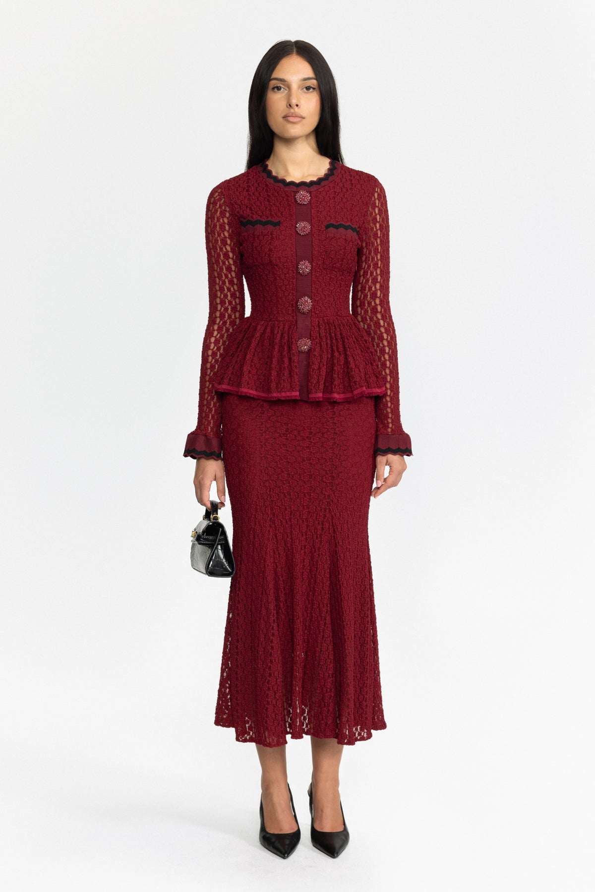 Midi-Kleid aus Häkelstrick mit Schößchen und Ric-Rac-Besatz - Weinrot