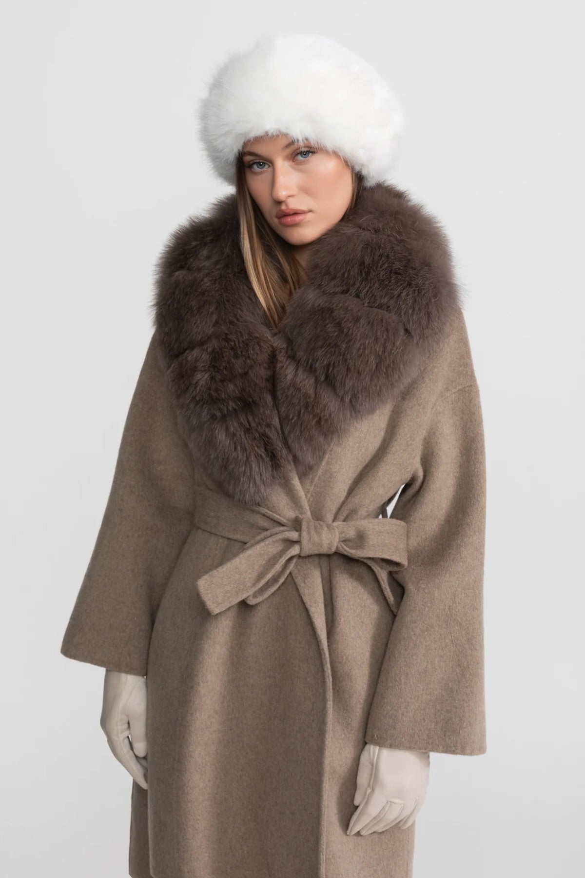 Wollmantel mit Fuchsfellkragen und Bindegürtel – Khaki