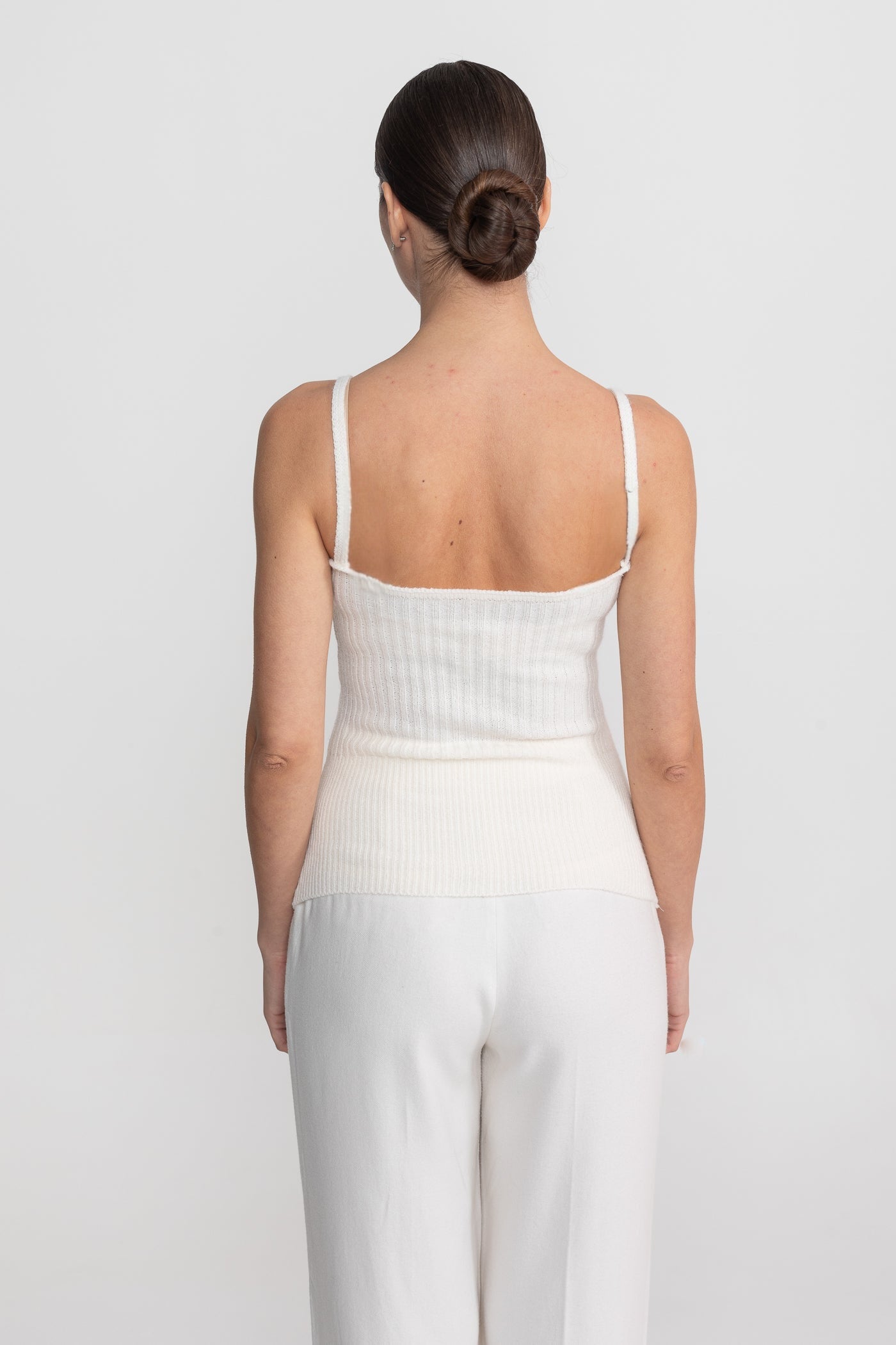 Strick-Zweiteiler mit Kristallverzierungen und Besatz an den Manschetten – Weiß