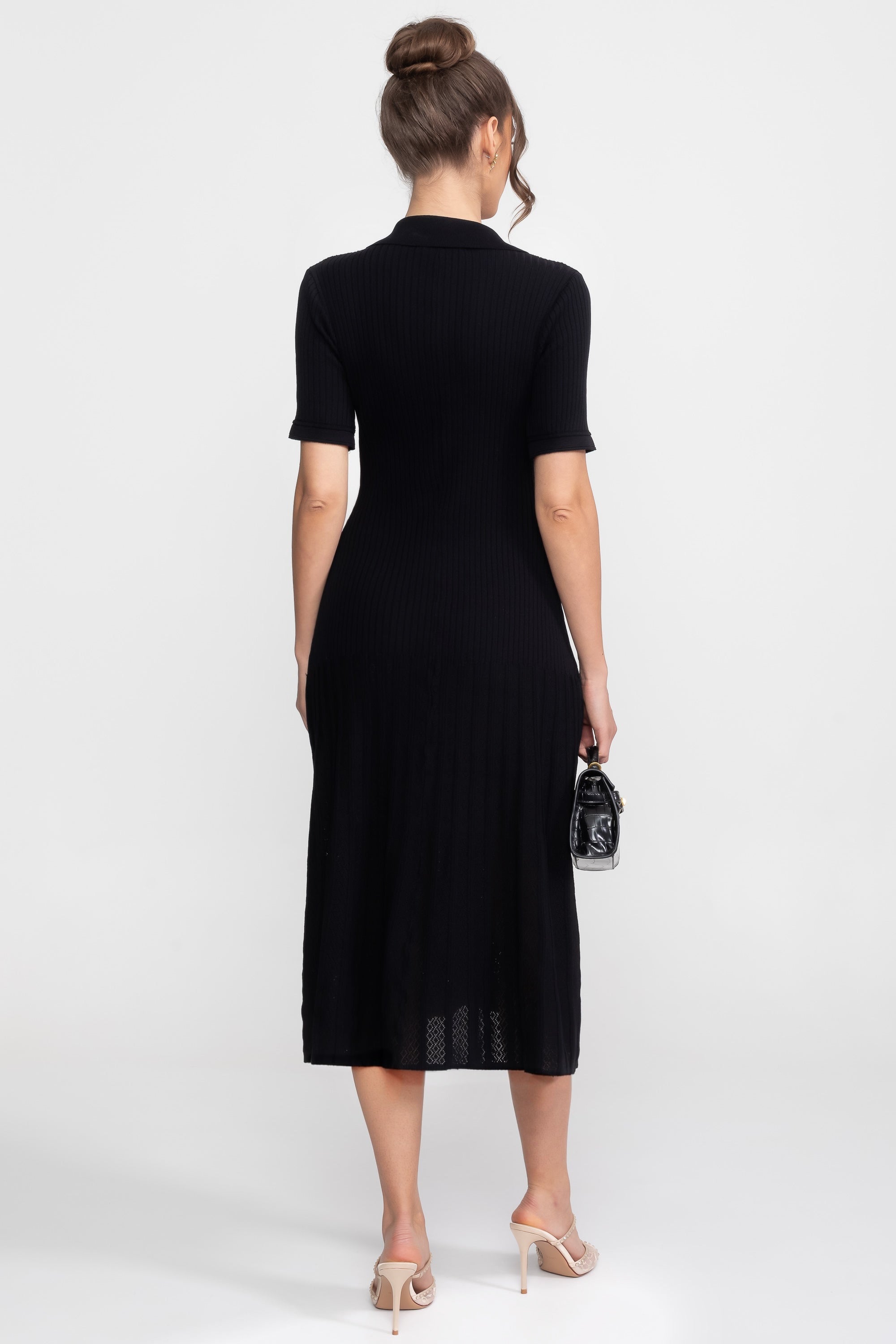 Geripptes Strick-Midikleid mit Peter-Pan-Kragen und plissiertem Rock - Schwarz