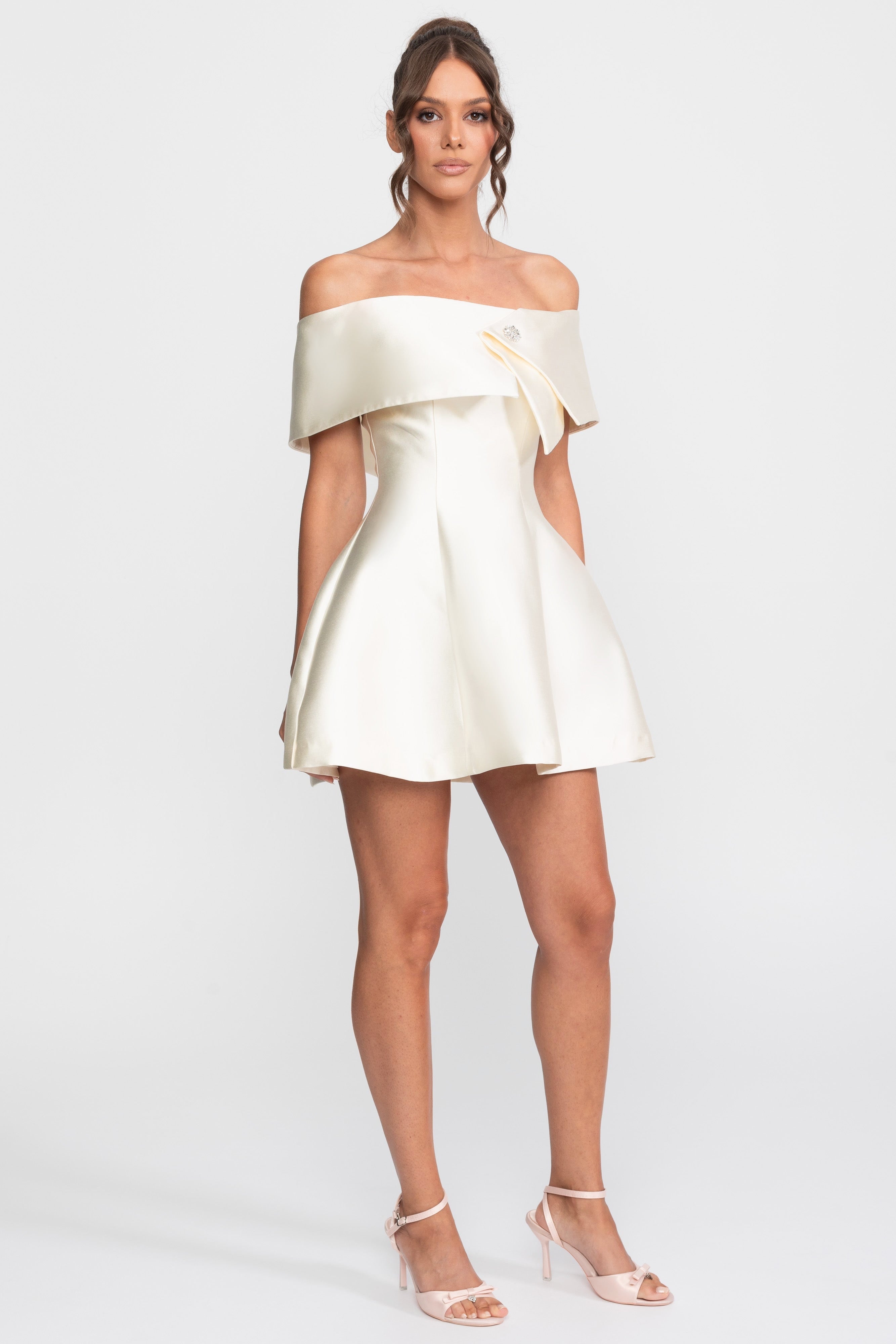 Schulterfreies Fit-and-Flare-Minikleid mit Kristallbrosche - Ivoire