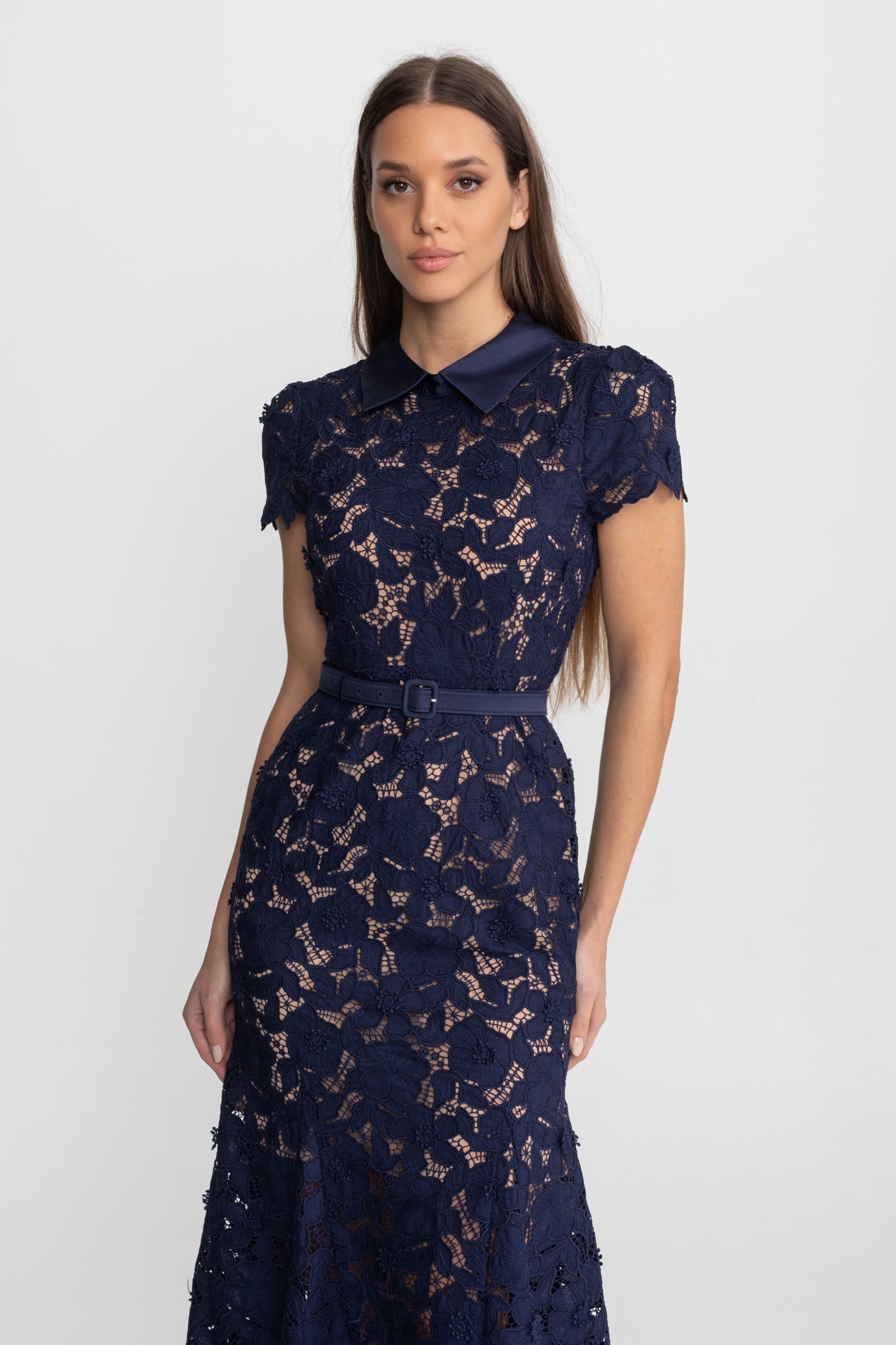 Spitzen-Midikleid mit tailliertem Gürtel und Kragen – Navy
