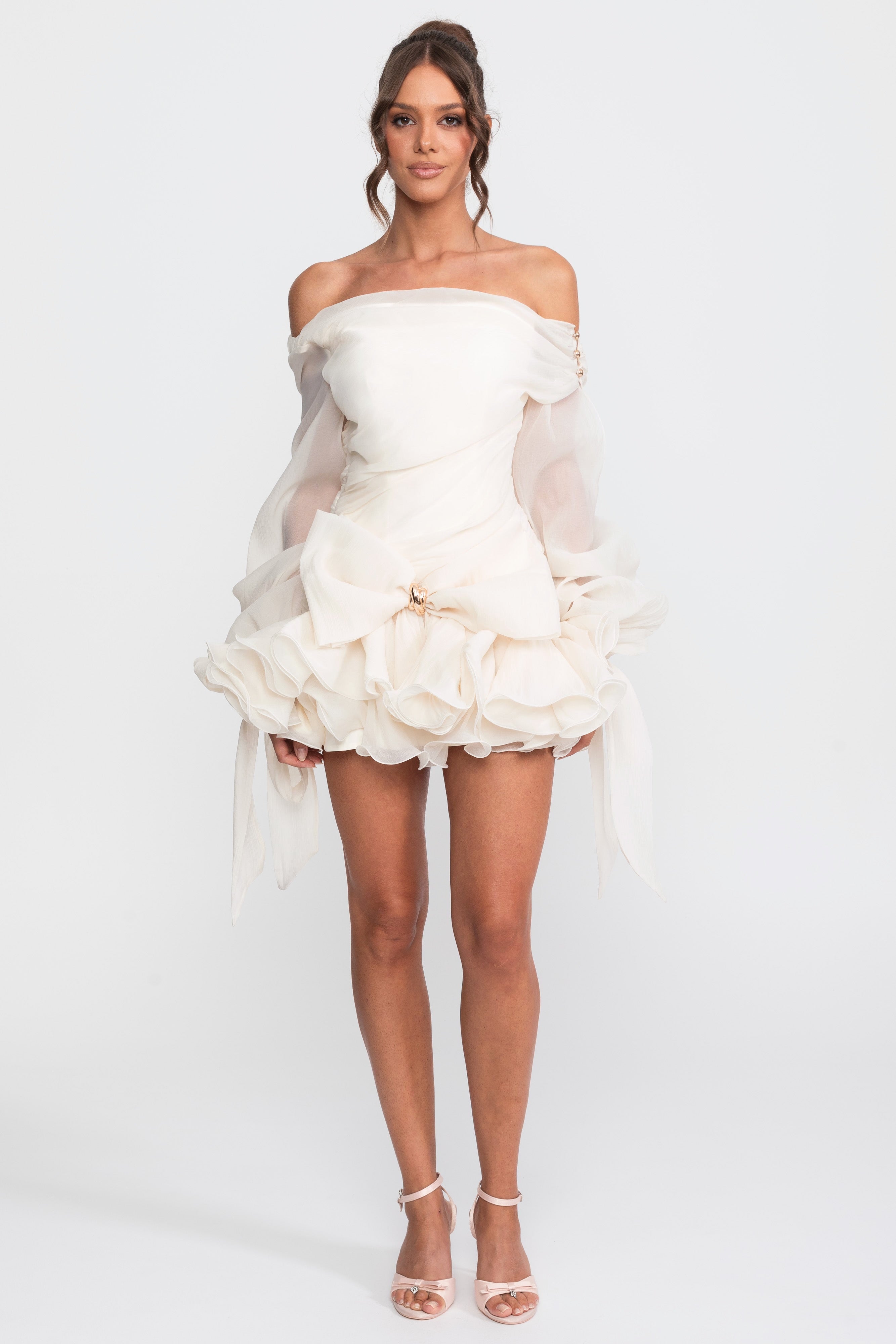 Minikleid mit Carmen-Ausschnitt, Schleifen-Volants und goldener Schnalle - Ivoire