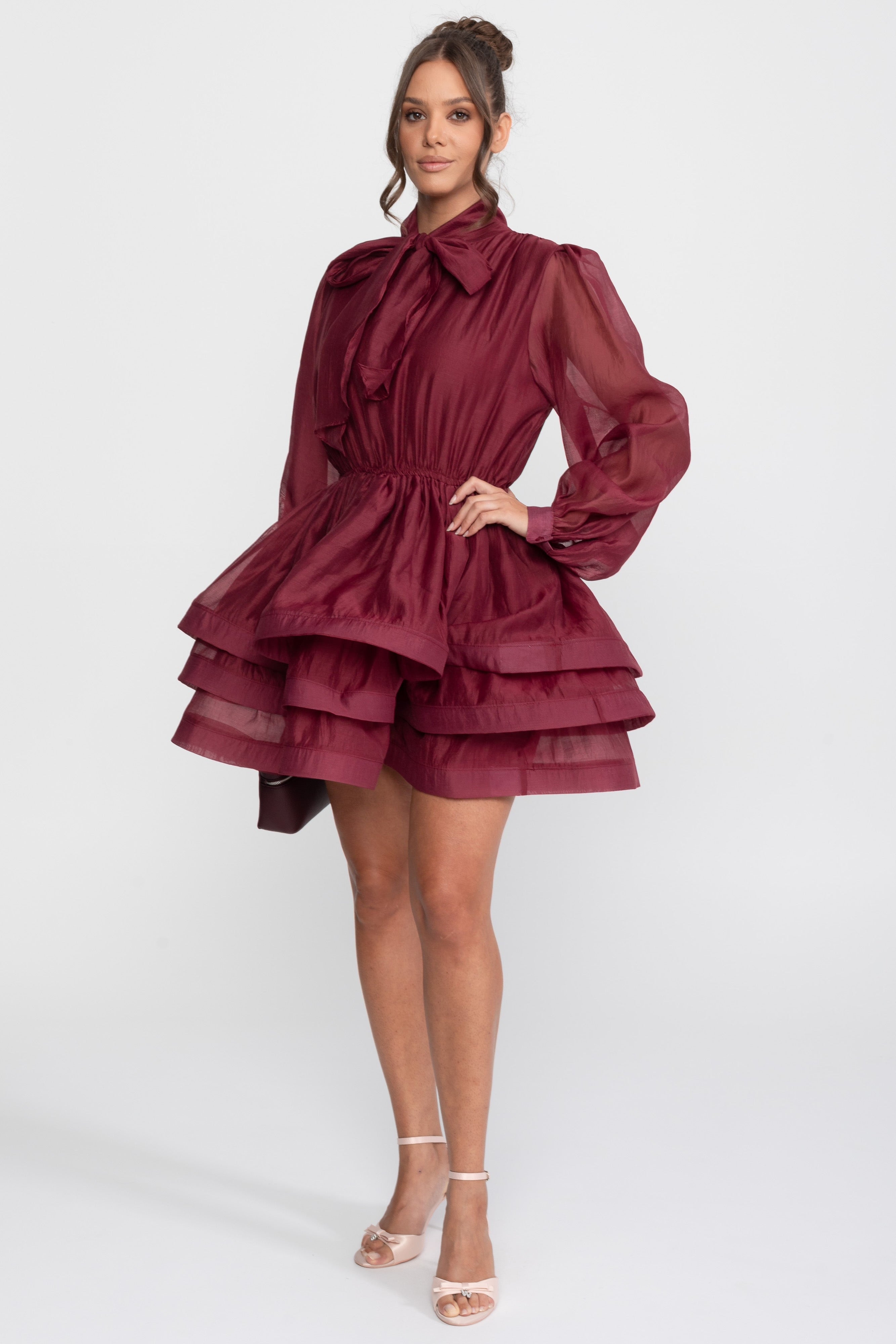 Mini-Kleid mit hohem Kragen, Puffärmeln, Stufen-Rüschenrock und Schleife - Wine