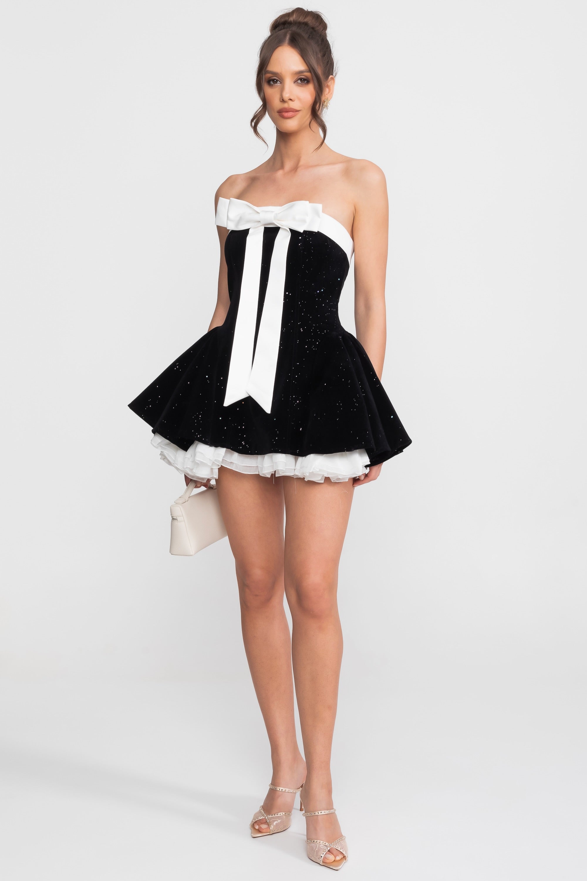 Trägerloses Mini-Kleid aus Samt mit Satinschleife und Rüschen-Saum - Schwarz