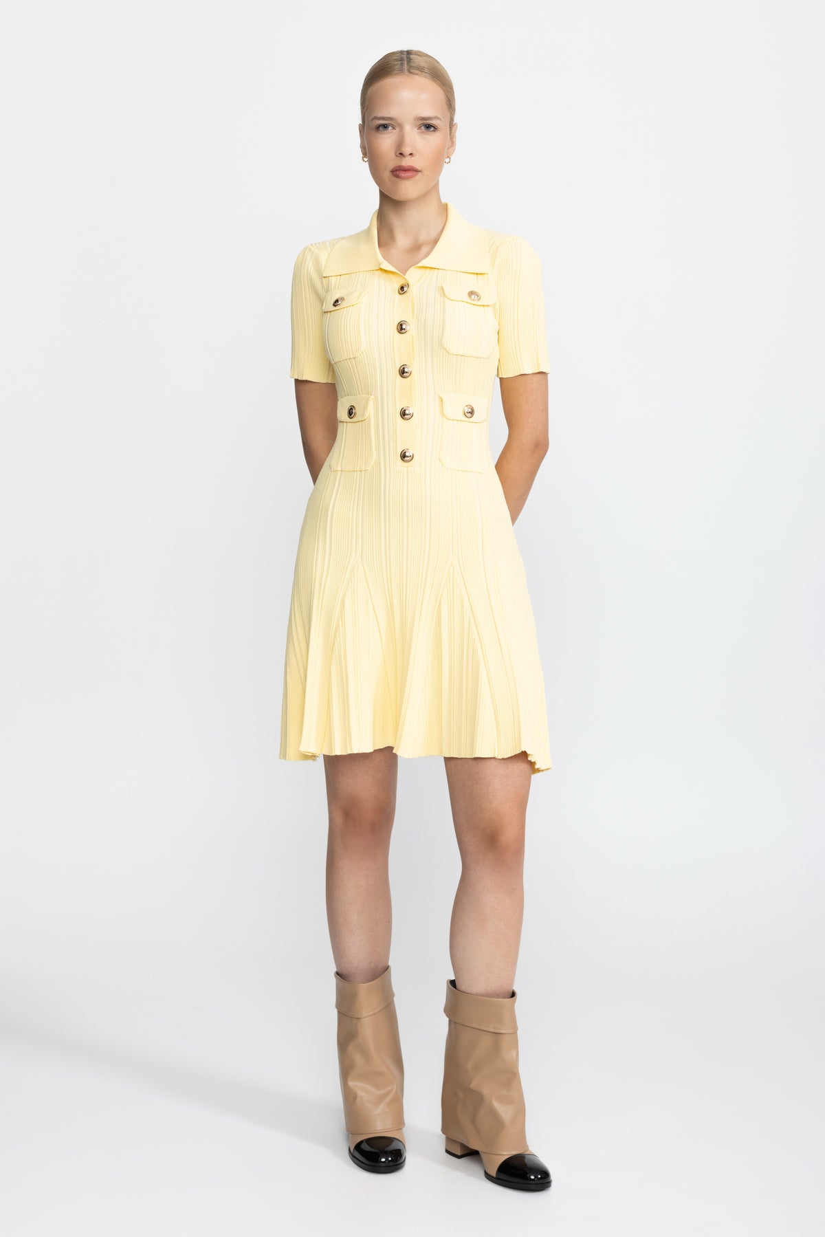 Geripptes Mini-Strickkleid mit Polokragen und goldenen Knöpfen - Gelb