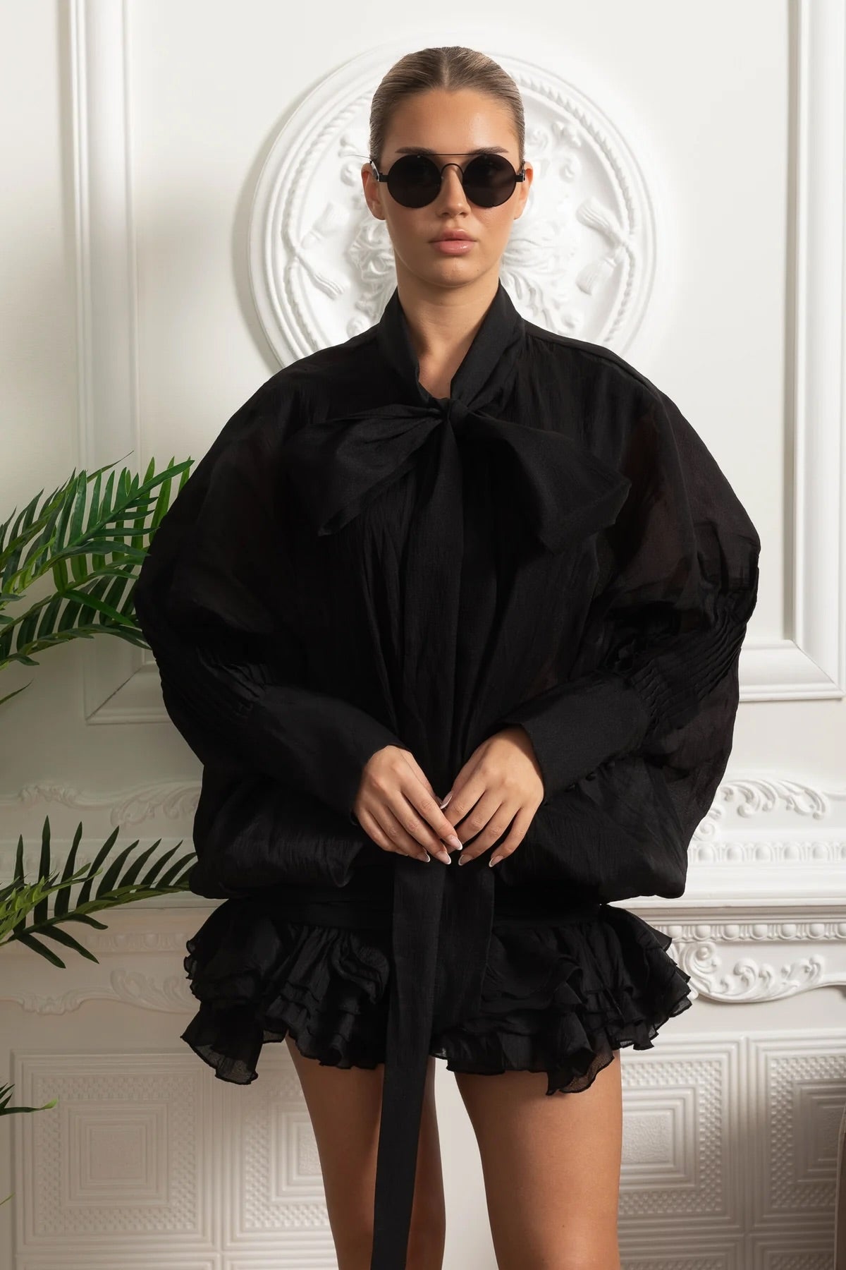 Transparentes Mini-Kleid mit Rüschen und Schleifenkragen – Schwarz