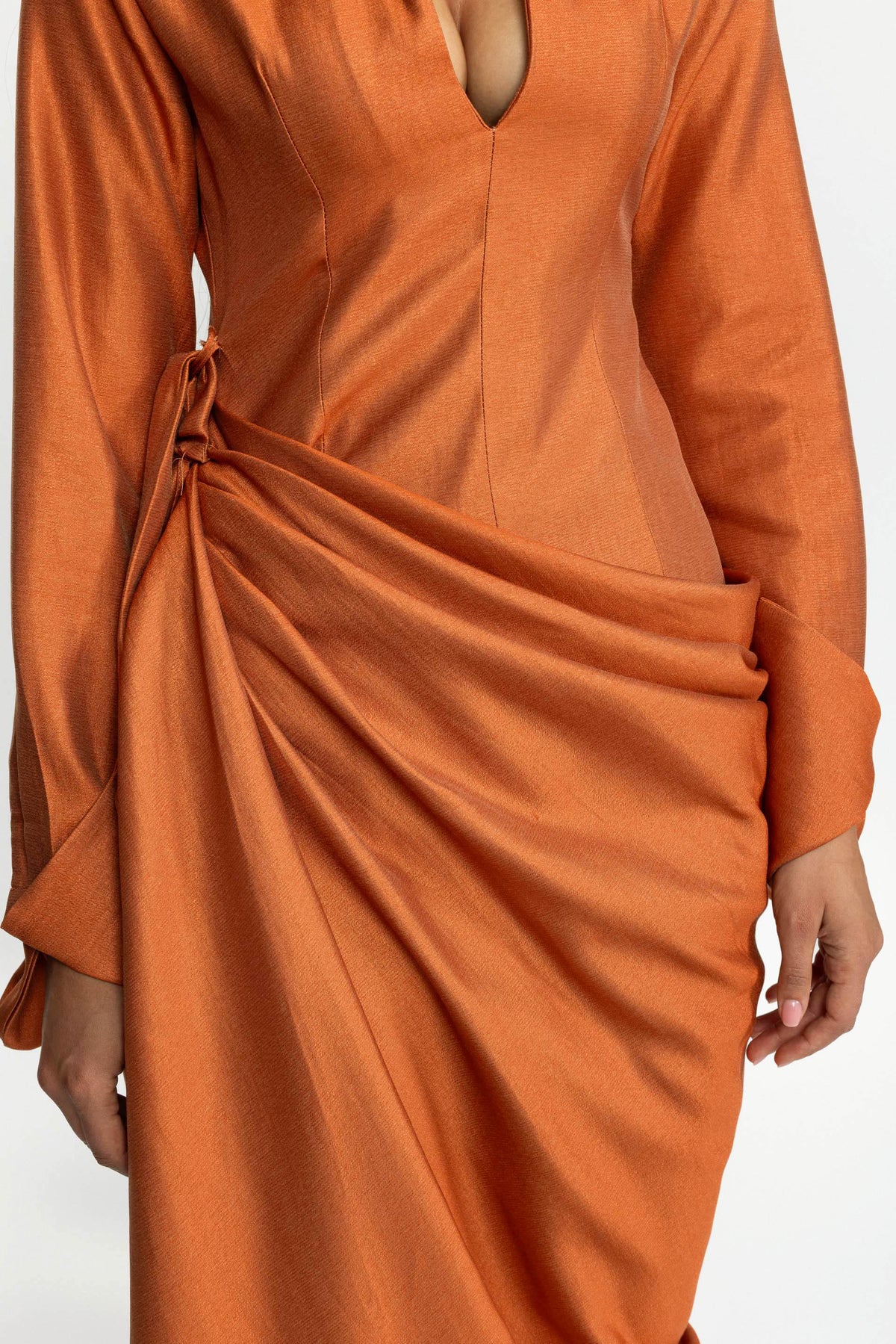 Maxikleid mit tiefem Ausschnitt, Drapierung und Wickeldesign - Burnt Orange
