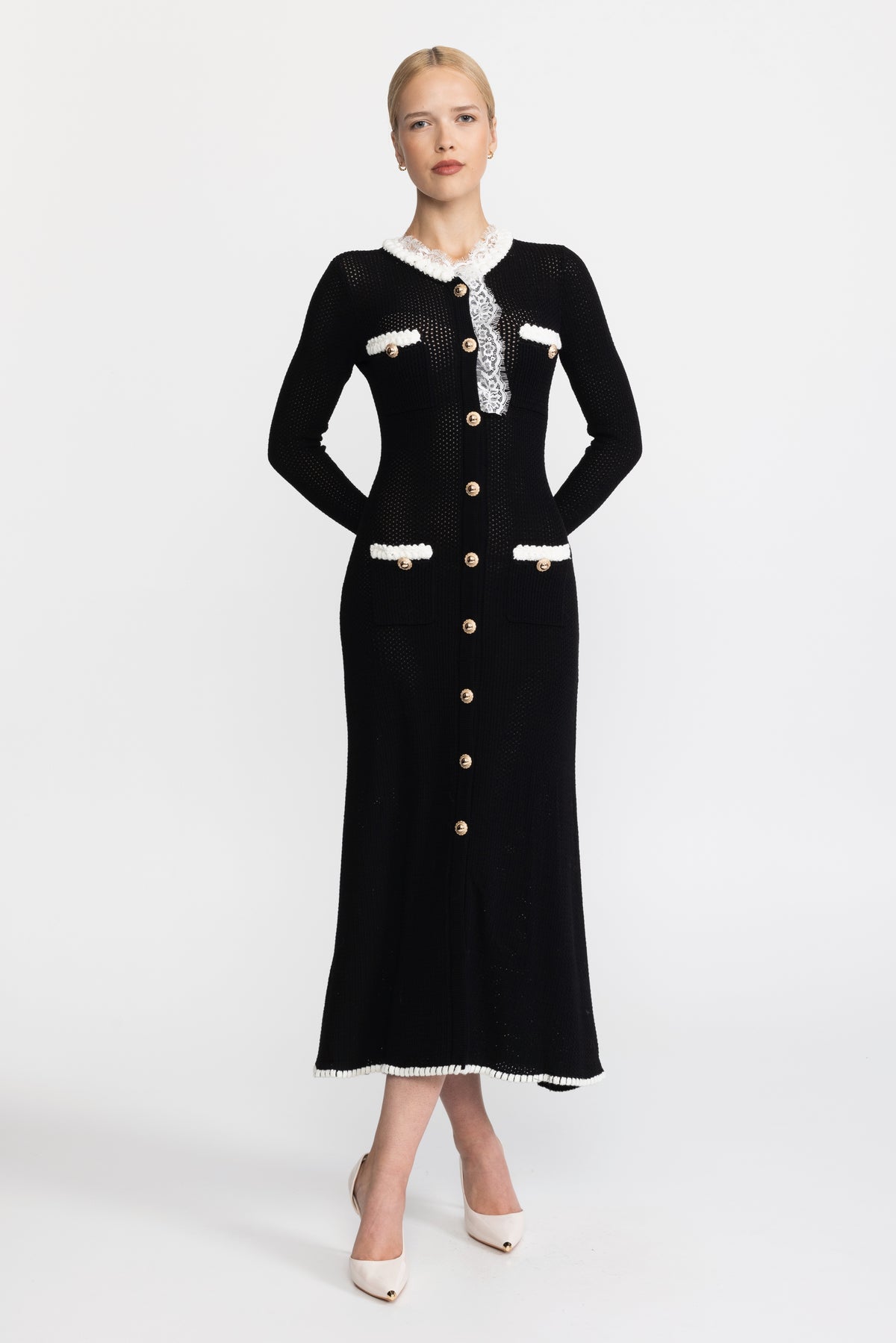 Midi-Kleid aus Pointelle-Strick mit Spitzenbesatz und Knopfleiste - Schwarz