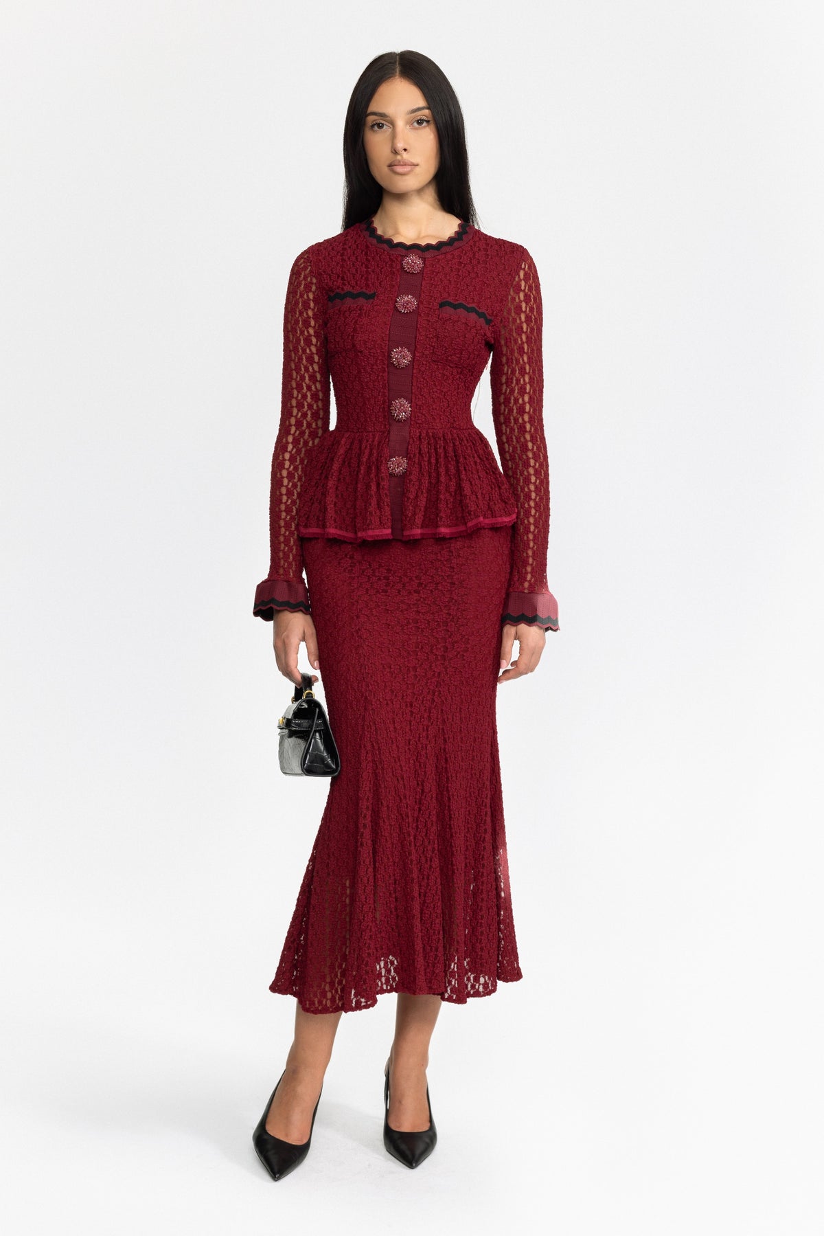 Midi-Kleid aus Häkelstrick mit Schößchen und Ric-Rac-Besatz - Weinrot