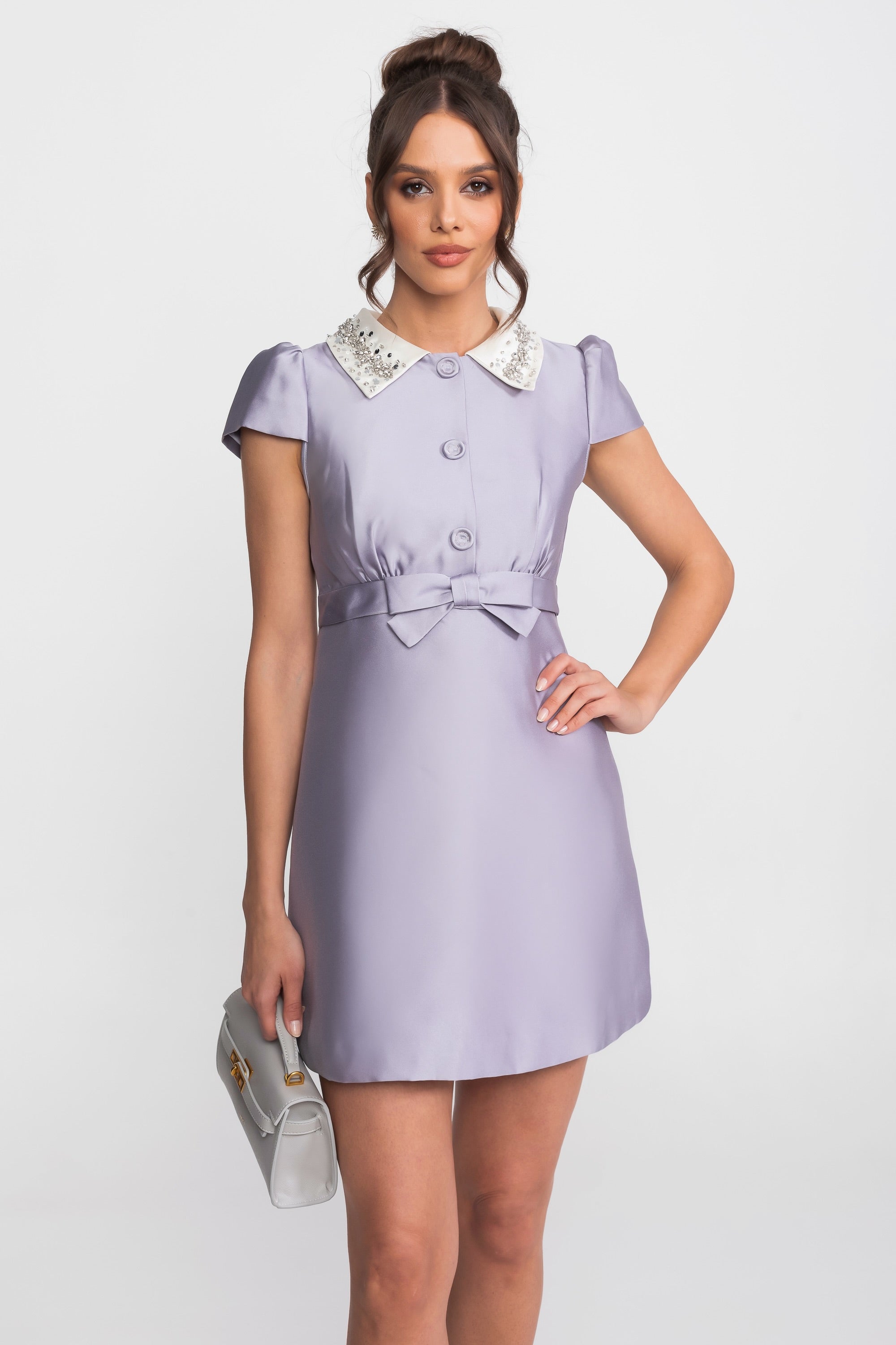 Satin-Minikleid mit Kristall-Peter-Pan-Kragen und Schleifenbund – Flieder