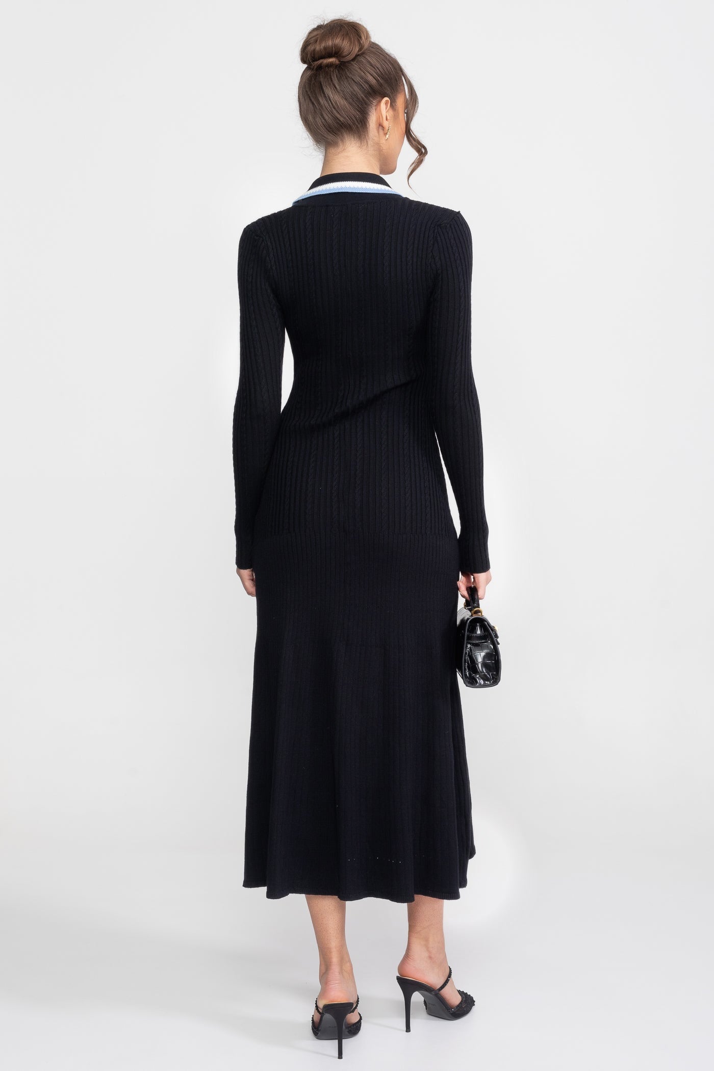 Langärmeliges Strick-Midikleid mit Polokragen und Monogramm-Patch - Schwarz