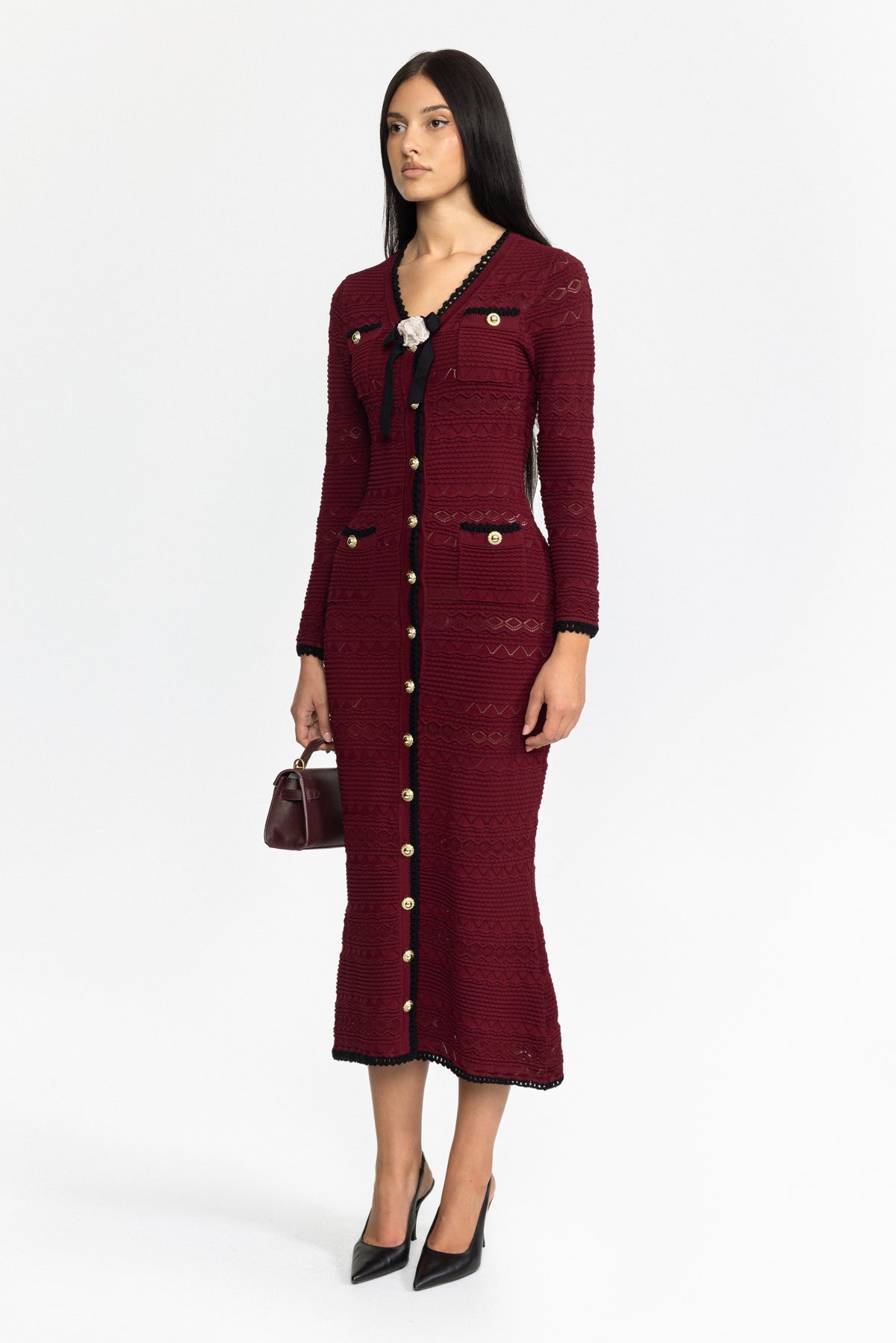 Midikleid aus Strick mit Häkelbesatz, Knopfleiste und Blumenbrosche - Weinrot