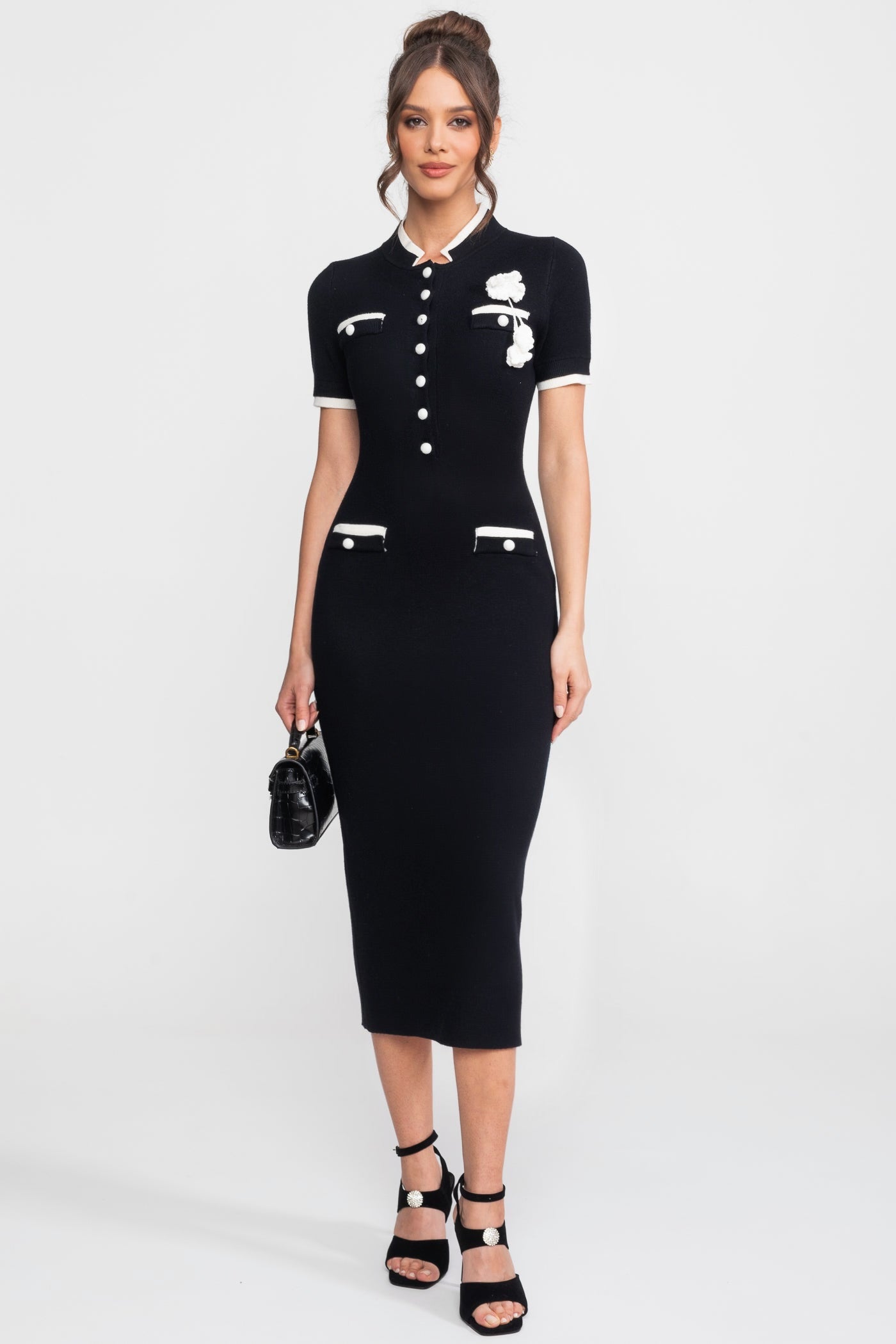 Geripptes Strick-Midi-Kleid mit kontrastierender Borte und dekorativen Taschen - Schwarz