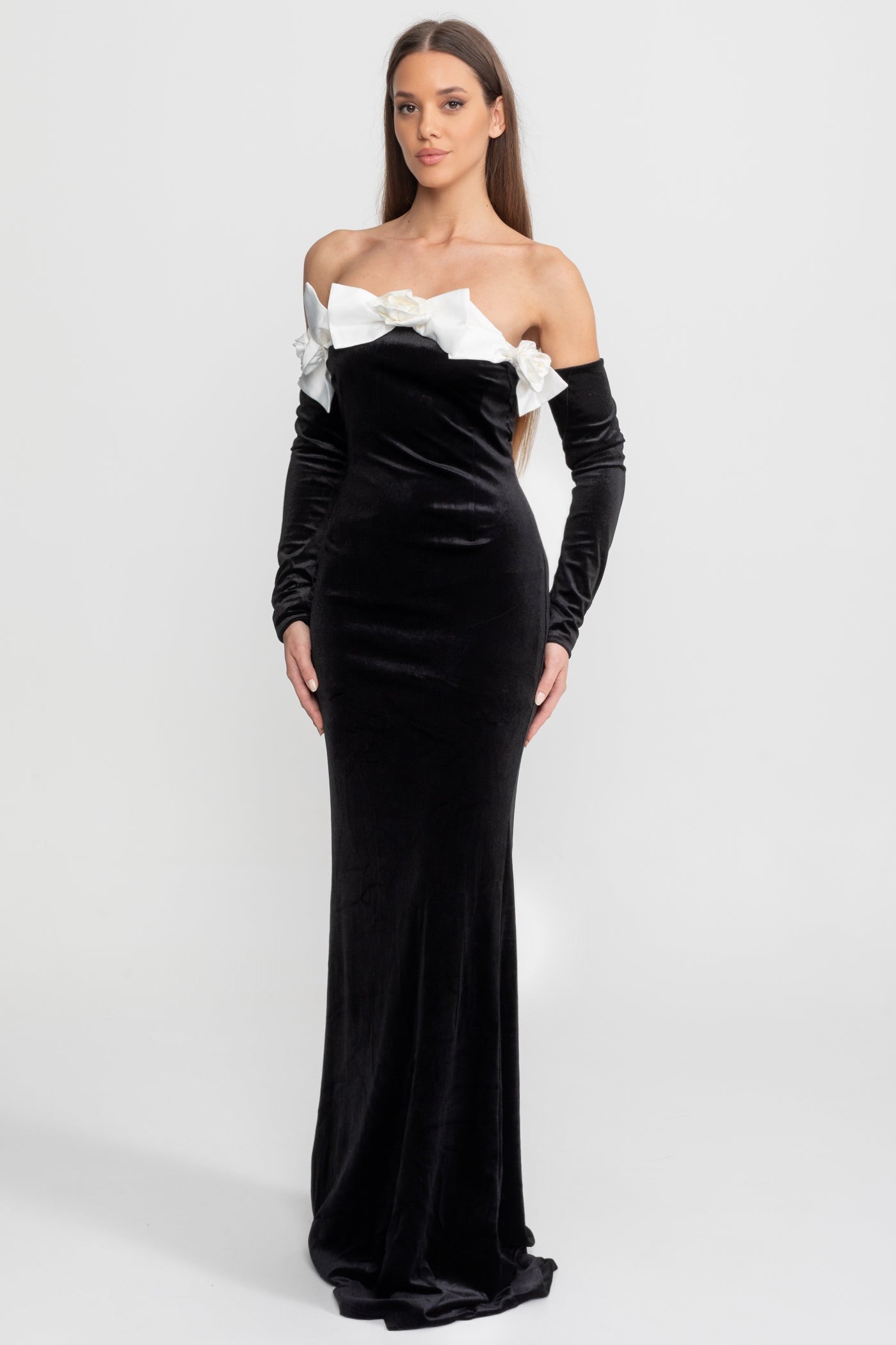 Maxikleid aus Samt, trägerlos, mit floraler Schleifenapplikation – Schwarz