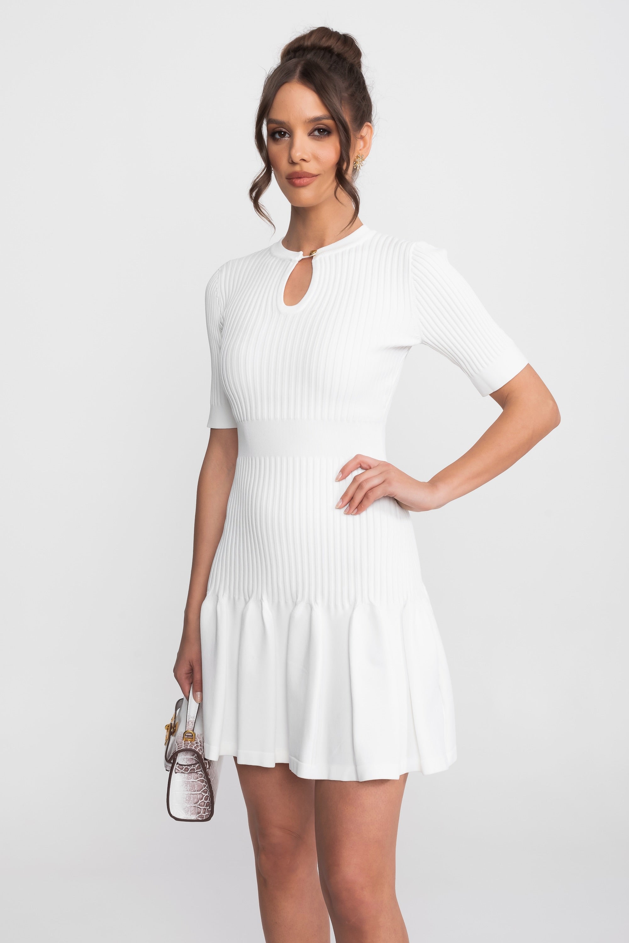 Geripptes Strick-Minikleid mit goldfarbenen Knöpfen und Schlüsselloch-Ausschnitt - Weiß