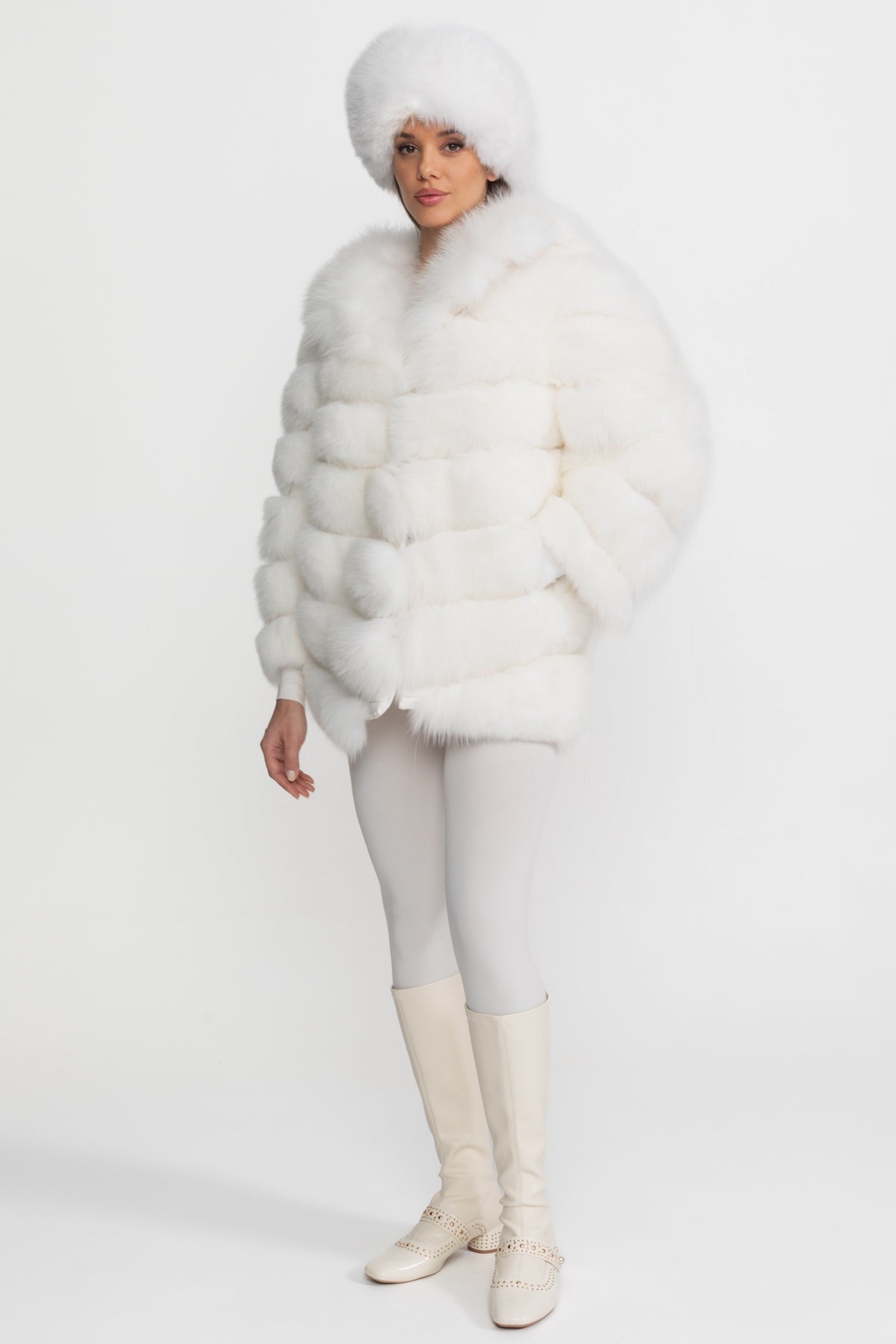 Gestufte Fuchsfelljacke mit übergroßem Schalkragen – Weiß