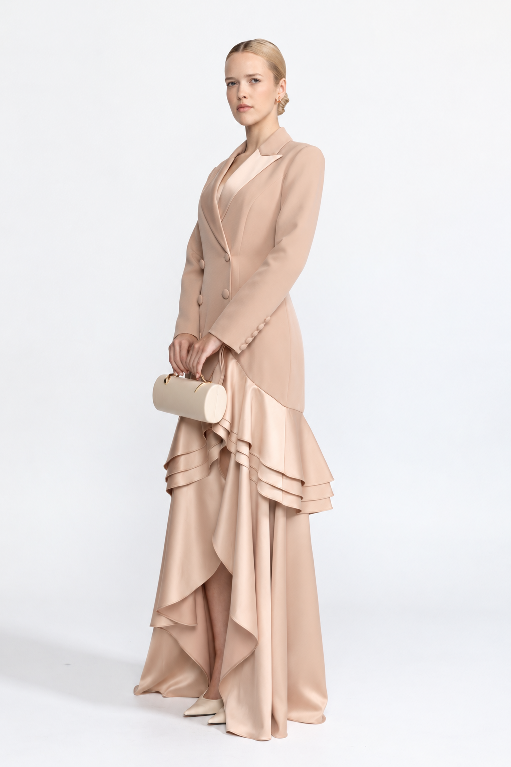 Maxikleid aus Satin mit Volantsaum und doppelreihiger Blazer-Front - Beige