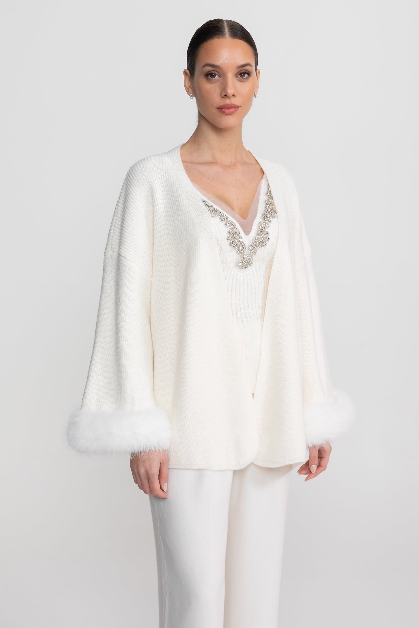 Strick-Zweiteiler mit Kristallverzierungen und Besatz an den Manschetten – Weiß