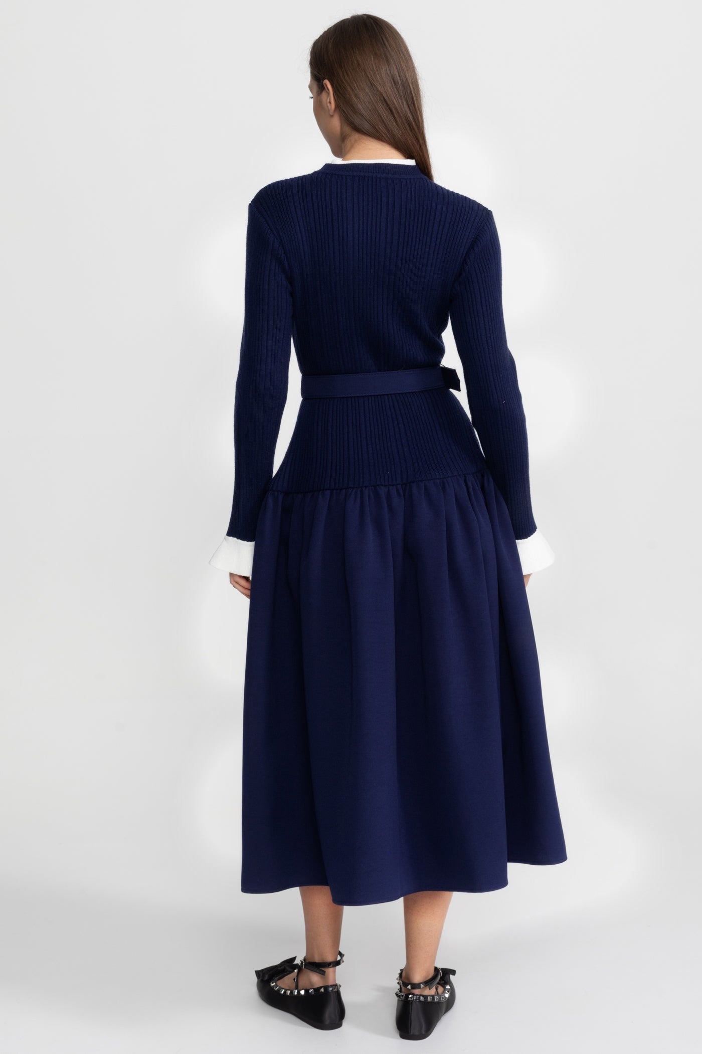 Geripptes Strick-Midikleid mit plissiertem Rock und tailliertem Gürtel – Navy