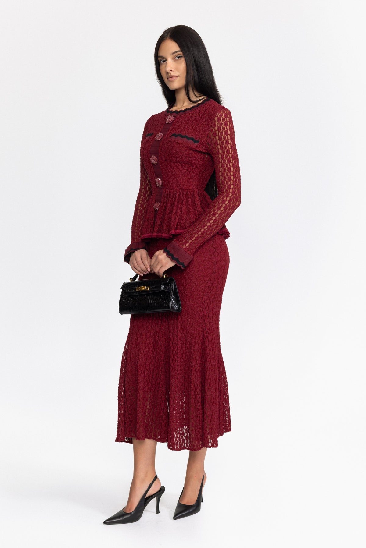 Midi-Kleid aus Häkelstrick mit Schößchen und Ric-Rac-Besatz - Weinrot