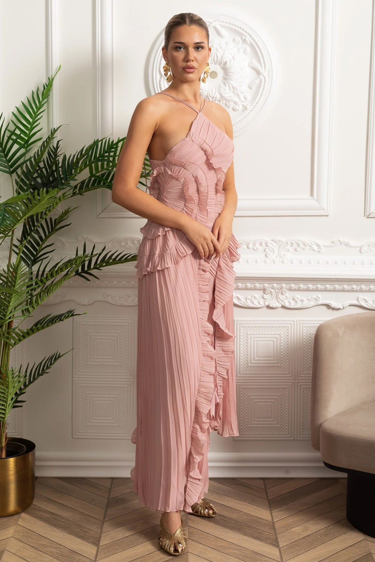Plissiertes Midi-Kleid mit Neckholder und kaskadierenden Rüschendetails - Pink