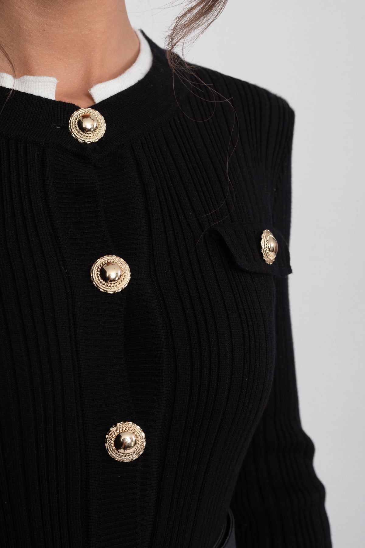 Geripptes Strick-Midi-Kleid mit weißen Manschetten und Kragen - Schwarz