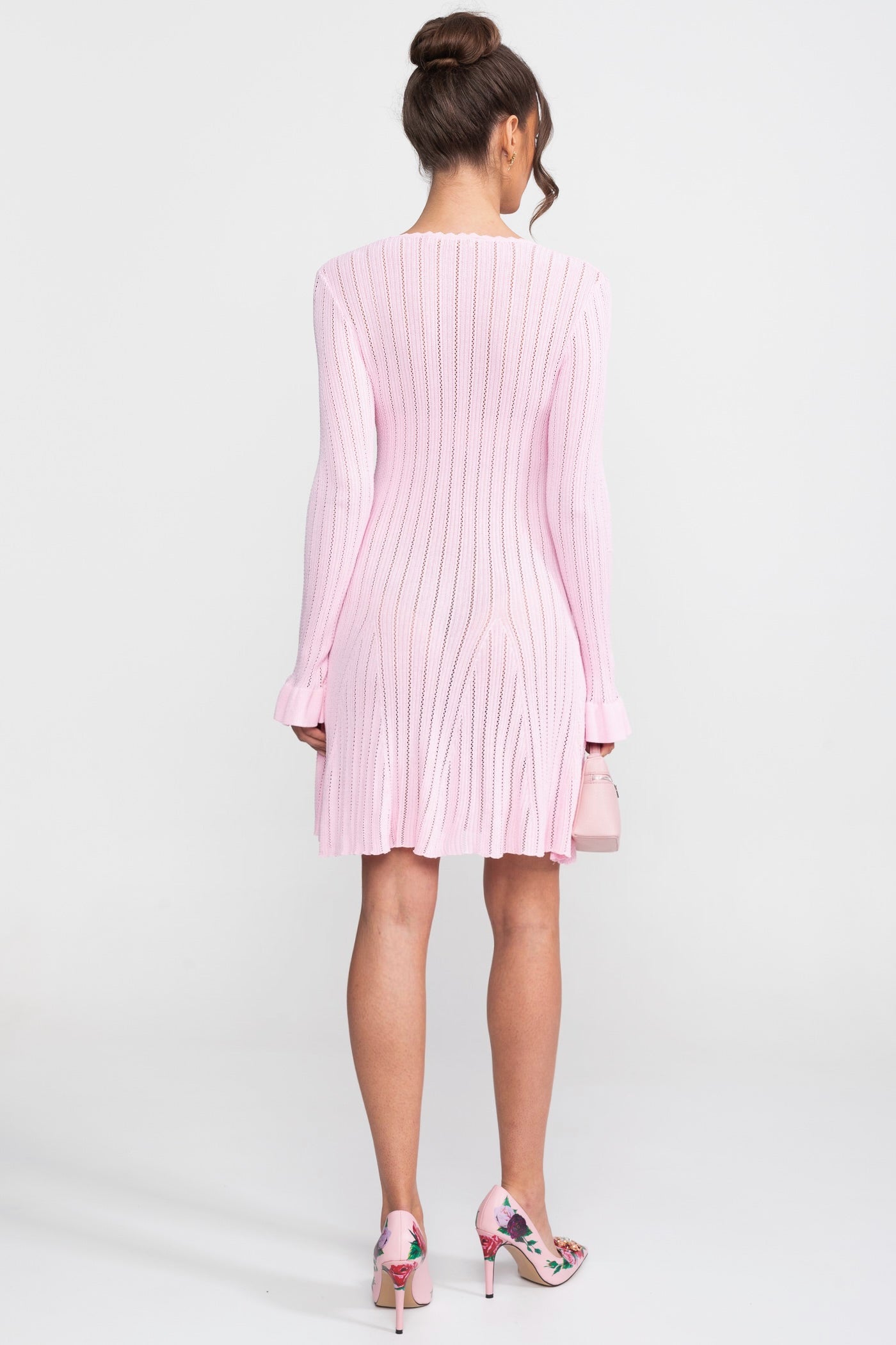 Mini-Strickkleid mit Scallop-Ausschnitt und Rüschenmanschetten - Pink