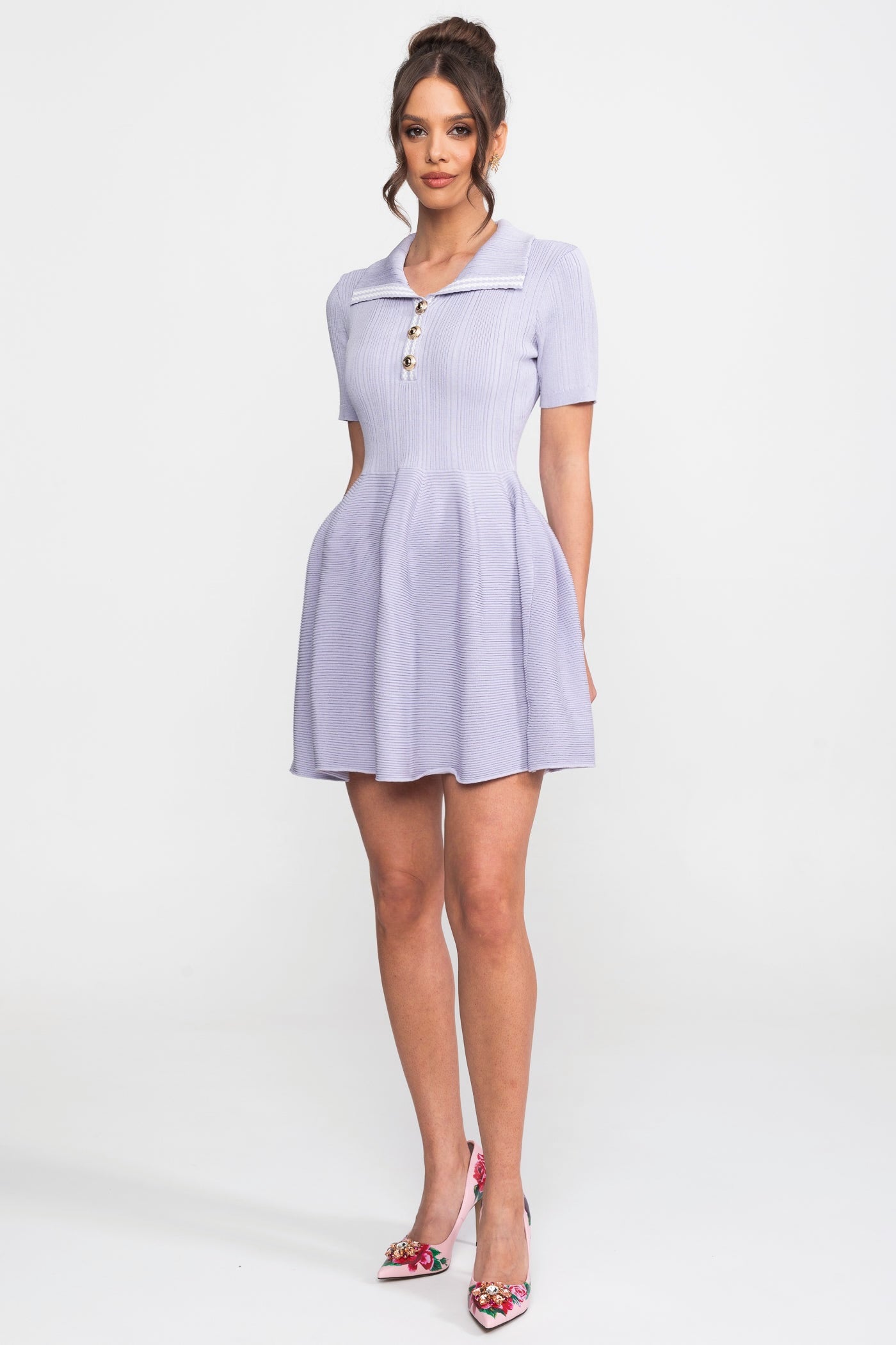 Geripptes Strick-Minikleid mit offenem Polokragen und Schmuckknöpfen - Lilac