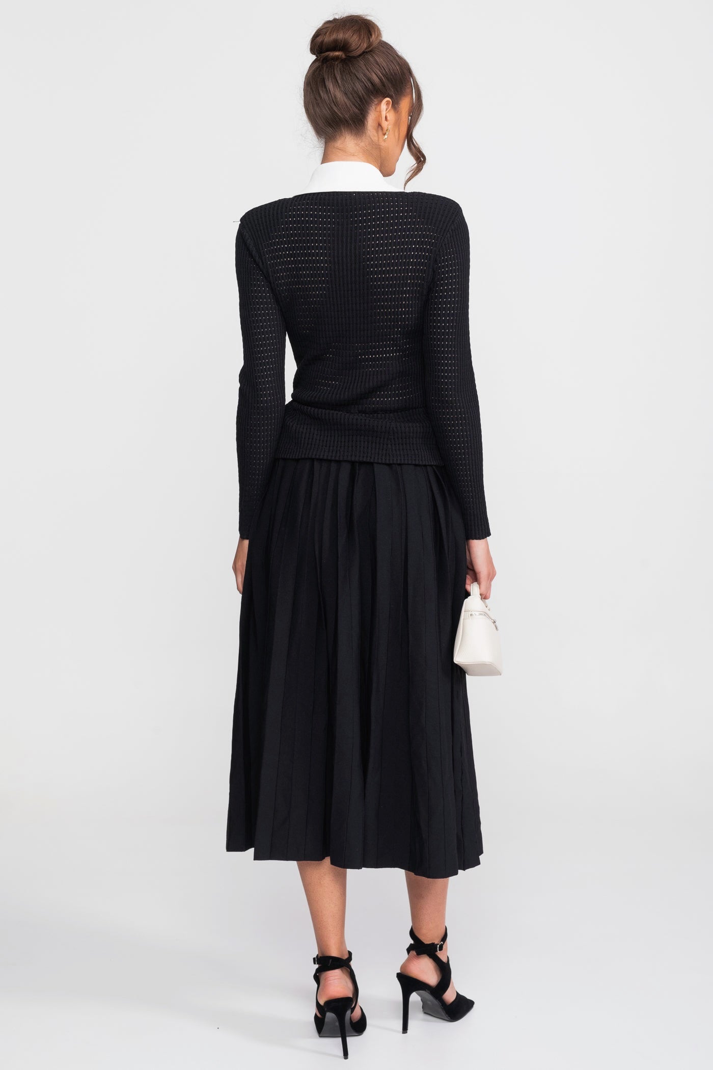 Co-Ord-Set aus offen gestricktem Cardigan und plissiertem Midi-Rock - Schwarz