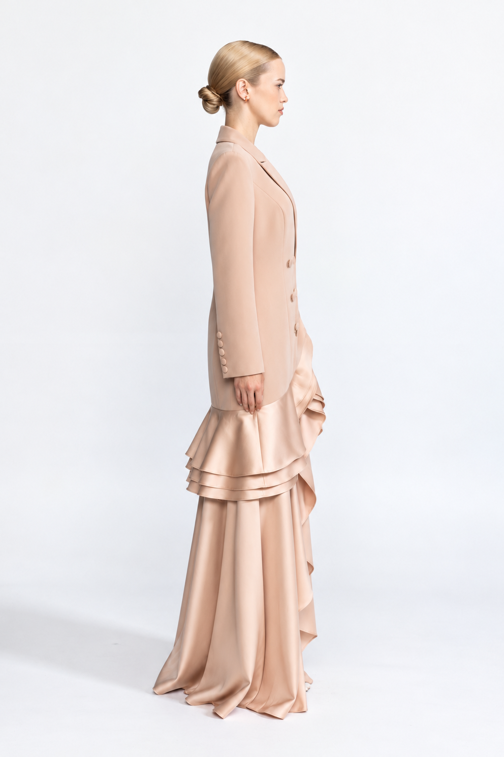 Maxikleid aus Satin mit Volantsaum und doppelreihiger Blazer-Front - Beige