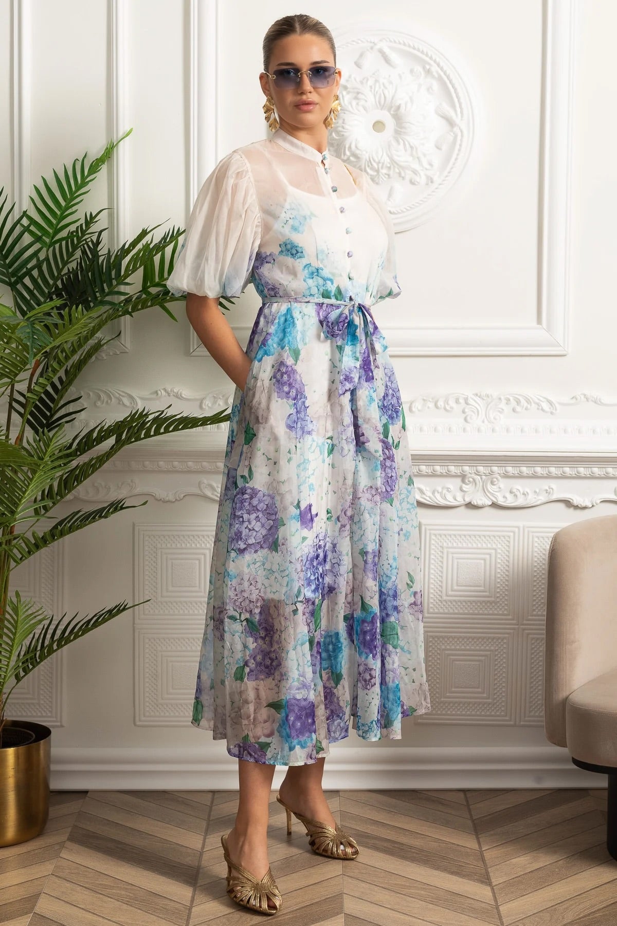 Transparentes Seiden-Midikleid mit botanischem Motiv und Bindegürtel - Weiß/Blau