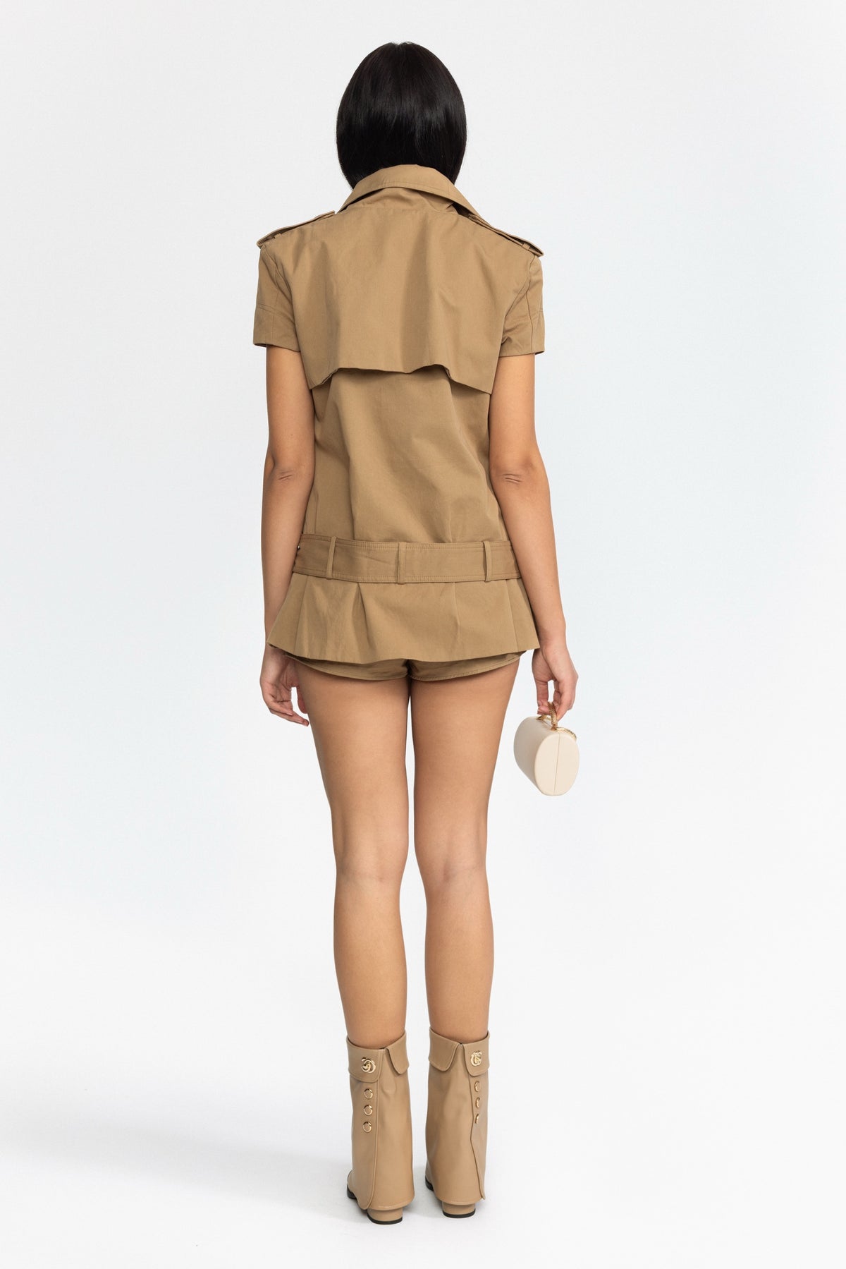 Set aus Trench-Oberteil mit Gürtel und Mini-Shorts – Khaki