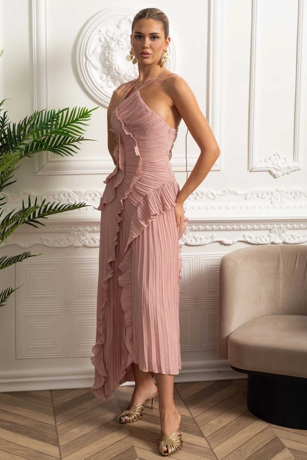 Plissiertes Midi-Kleid mit Neckholder und kaskadierenden Rüschendetails - Pink