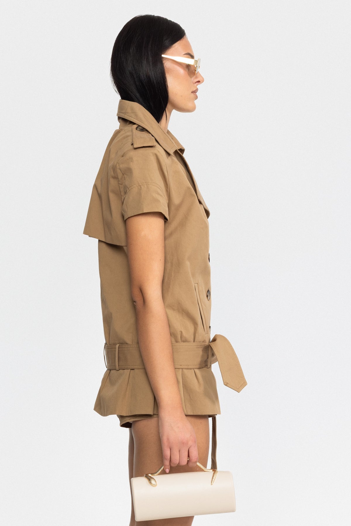 Set aus Trench-Oberteil mit Gürtel und Mini-Shorts – Khaki