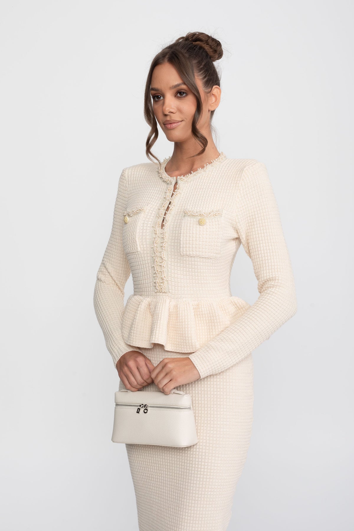 Gestricktes Peplum-Kleid mit Fransenabschluss und Brusttaschen vorne - Beige