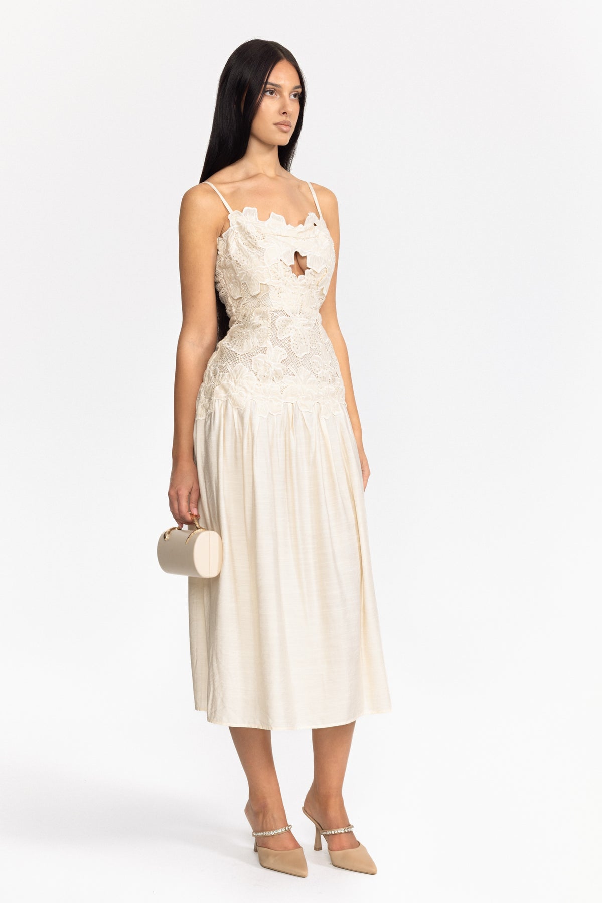 Midi-Kleid mit floraler Applikation und Taillenansatz auf der Hüfte - Off-White