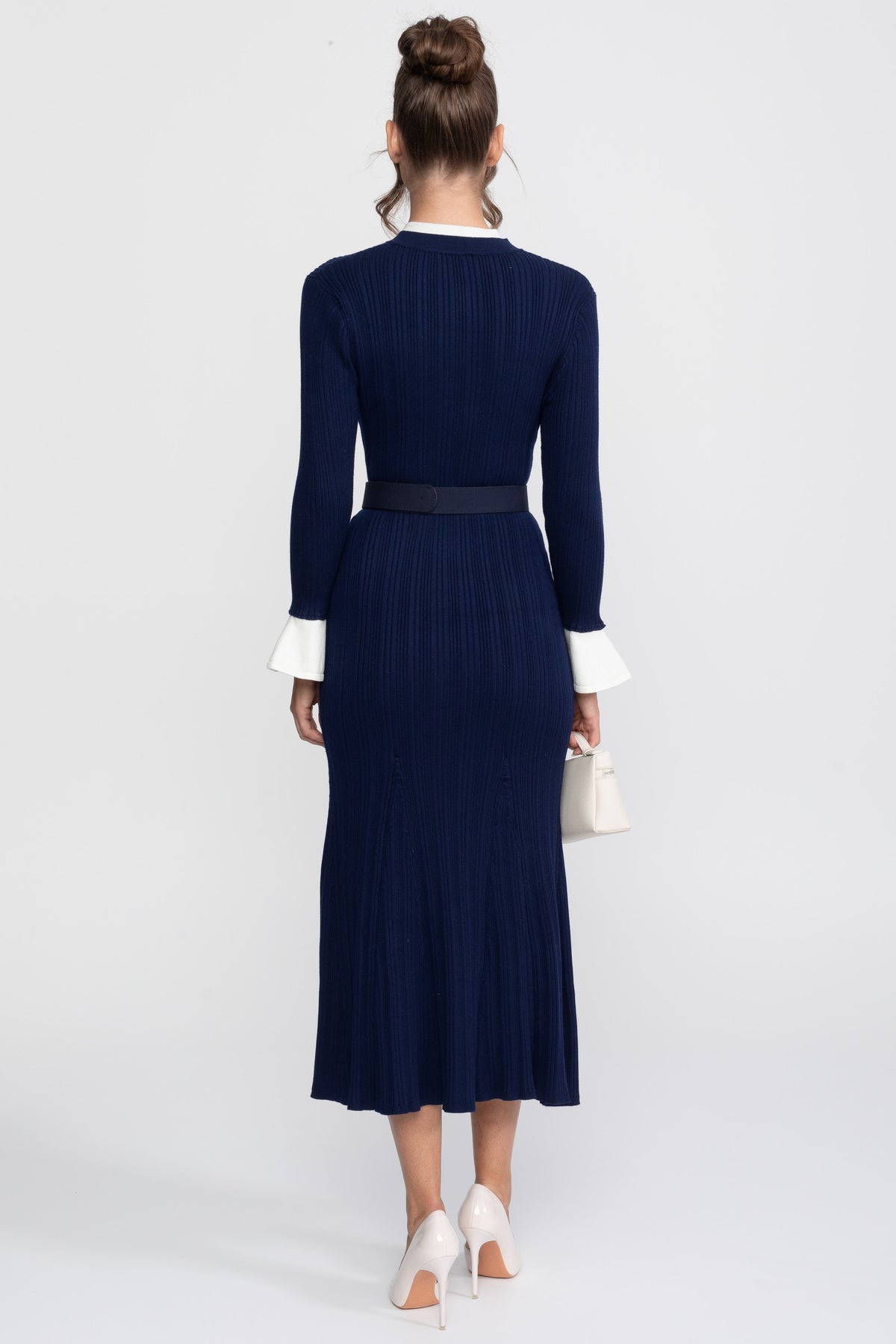 Geripptes Strick-Midikleid mit Gürtel, weißen Manschetten und Kragen - Navy