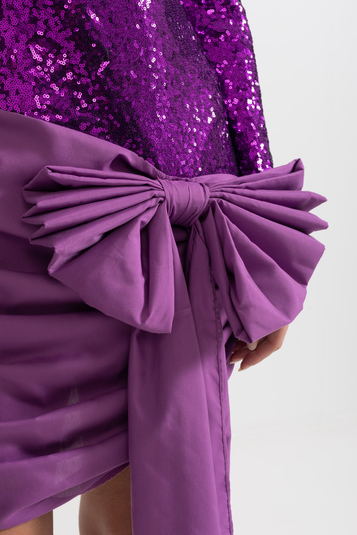 Elegantes Paillettenkleid mit asymmetrischem Schleifendetail – Lila