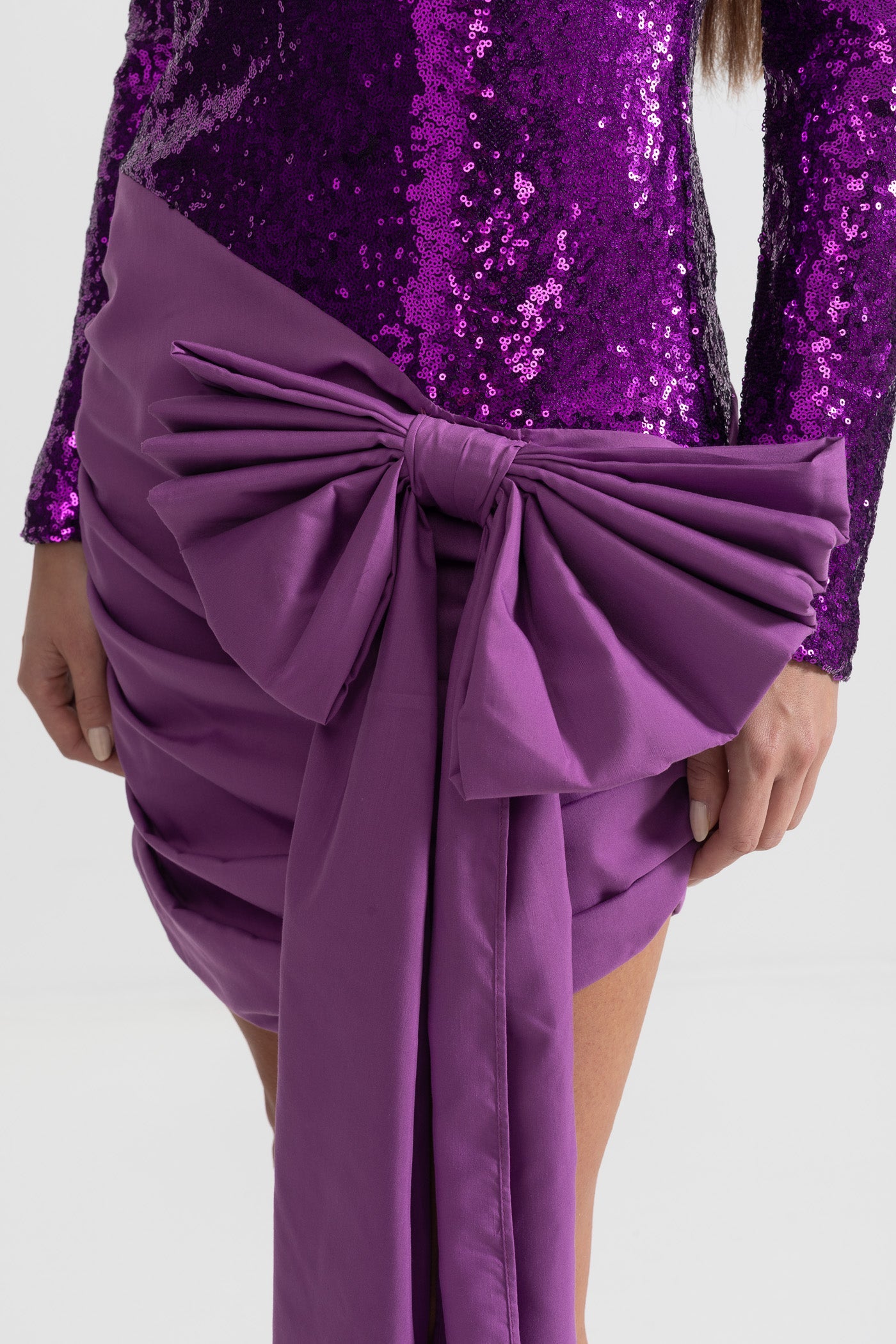 Elegantes Paillettenkleid mit asymmetrischem Schleifendetail – Lila