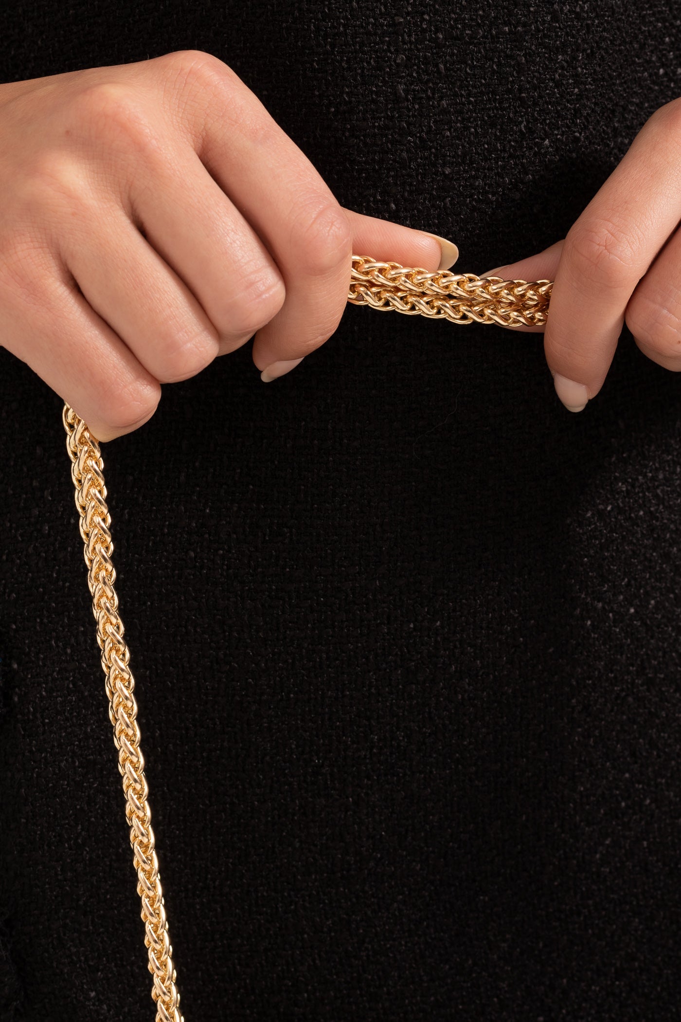 Glänzende gewebte Handtasche mit schimmernden Strassverzierungen – Gold