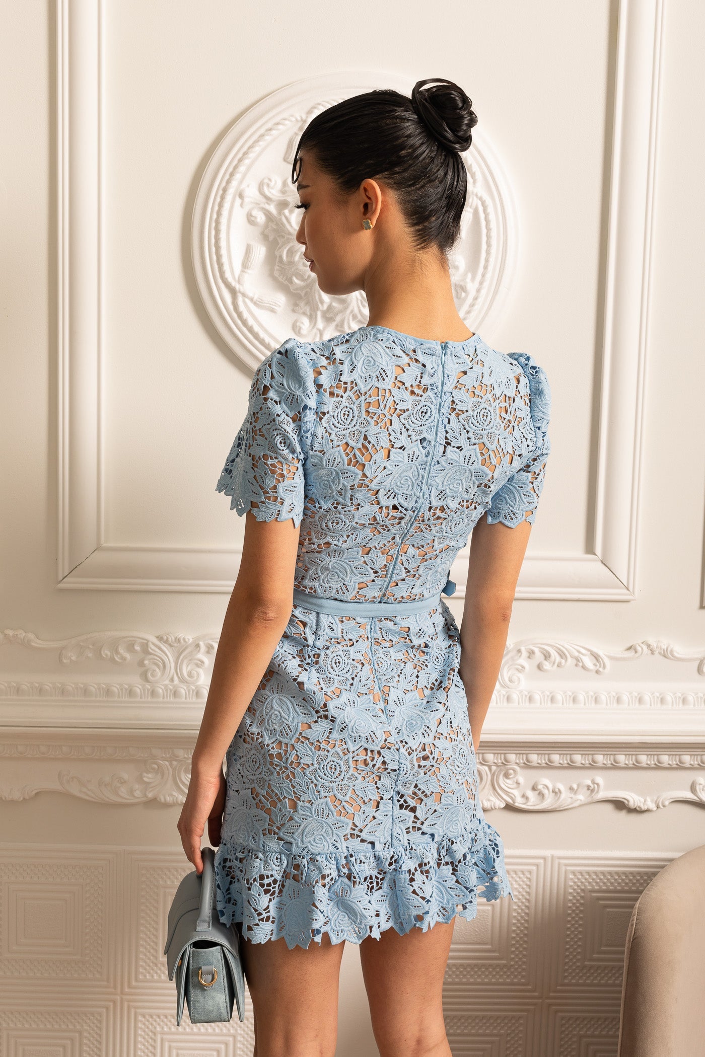Kurzärmeliges besticktes Blumenkleid - Blau