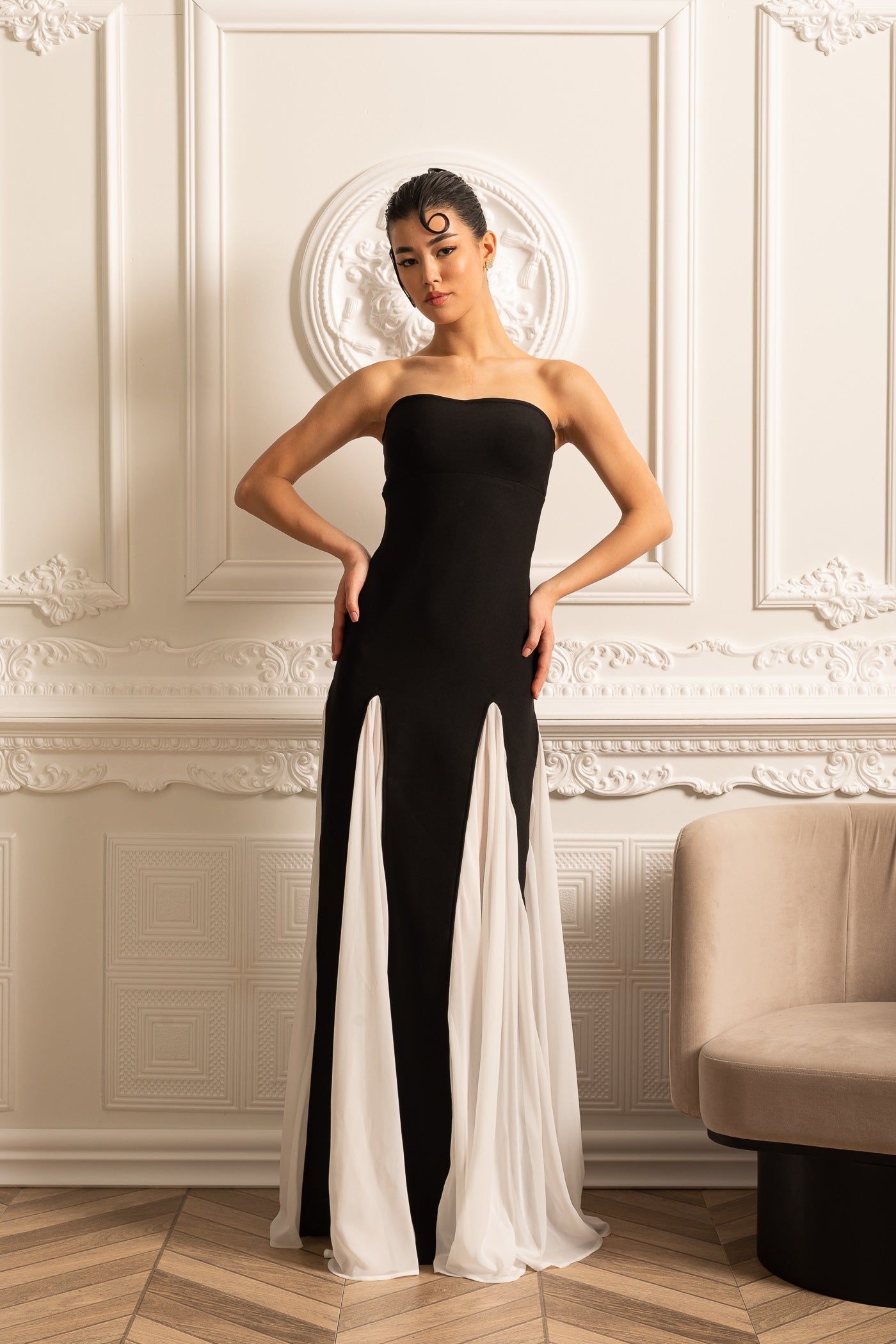 Elegantes Kleid mit kontrastierenden Chiffon-Panel-Akzenten - Schwarz