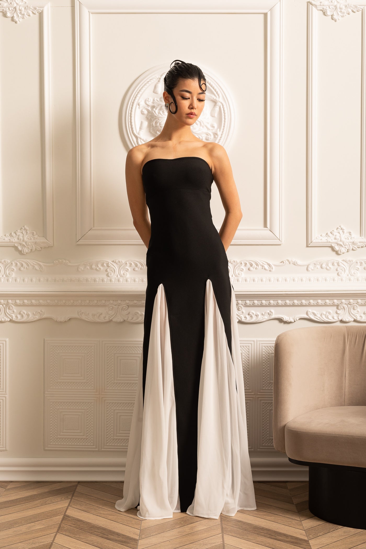 Elegantes Kleid mit kontrastierenden Chiffon-Panel-Akzenten - Schwarz